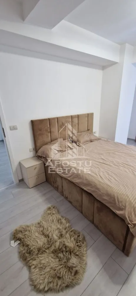 Apartament cu 3 camere, et 2, loc de parcare subteran, Sapporo Nord - Agentia Imobiliara APOSTU ESTATE va ofera spre inchiriere un apartament cu 3 camere, situat in zona Aradului.

Acest apartament cu o suprafata de 80 mp dispune de urmatoarele facilitati:
- Bucatarie spatioasa, complet utilata, cu loc de luat masa;
- Hol de acces;
- Sufragerie luminoasa, cu acces la un balcon generos;
- Dormitor mobilat cu pat matrimonial;
-Dormitor mobilat cu pat matrimonial;
- Baie dotata cu cabina de dus si geam pentru ventilatie naturala;
-Baie dotata cu cada.

Confortul termic este asigurat de centrala proprie pe gaz. Apartamentul se bucura de o pozitionare privilegiata, oferind acces rapid la diverse puncte de interes din zona:
- Iulius Mall - 15 minute de mers pe jos;
- Statii de transport in comun - la doar 5 minute distanta;
- Supermarketuri precum Auchan in apropiere;

Va invitam cu drag sa programati o vizionare pentru a aprecia personal toate facilitatile si avantajele acestui apartament.

ID intern: CP2183477!