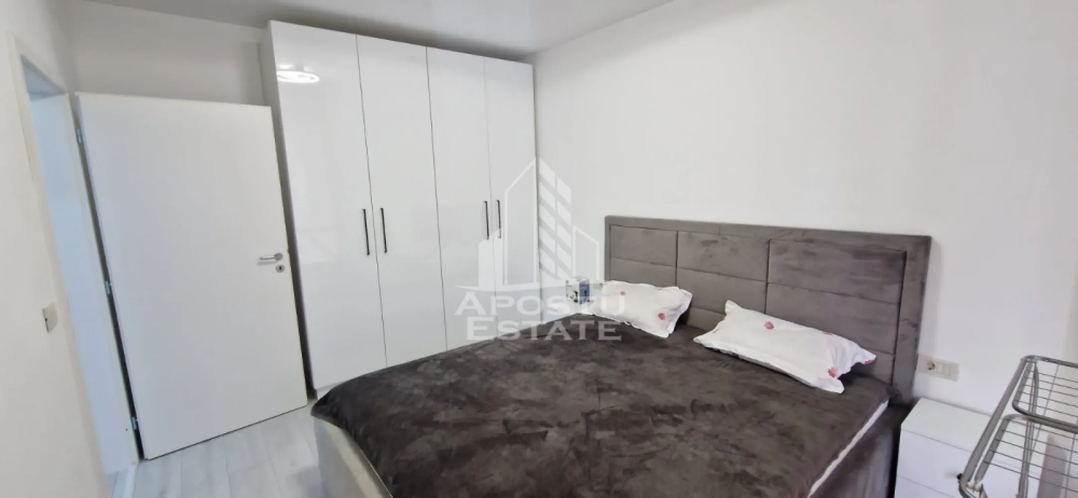 Apartament cu 3 camere, et 2, loc de parcare subteran, Sapporo Nord - Agentia Imobiliara APOSTU ESTATE va ofera spre inchiriere un apartament cu 3 camere, situat in zona Aradului.

Acest apartament cu o suprafata de 80 mp dispune de urmatoarele facilitati:
- Bucatarie spatioasa, complet utilata, cu loc de luat masa;
- Hol de acces;
- Sufragerie luminoasa, cu acces la un balcon generos;
- Dormitor mobilat cu pat matrimonial;
-Dormitor mobilat cu pat matrimonial;
- Baie dotata cu cabina de dus si geam pentru ventilatie naturala;
-Baie dotata cu cada.

Confortul termic este asigurat de centrala proprie pe gaz. Apartamentul se bucura de o pozitionare privilegiata, oferind acces rapid la diverse puncte de interes din zona:
- Iulius Mall - 15 minute de mers pe jos;
- Statii de transport in comun - la doar 5 minute distanta;
- Supermarketuri precum Auchan in apropiere;

Va invitam cu drag sa programati o vizionare pentru a aprecia personal toate facilitatile si avantajele acestui apartament.

ID intern: CP2183477!