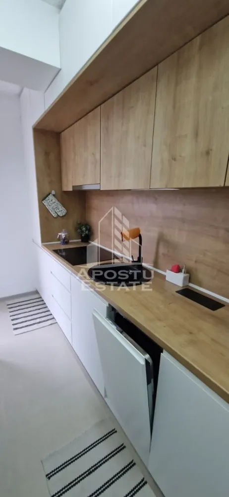 Apartament cu 3 camere, et 2, loc de parcare subteran, Sapporo Nord - Agentia Imobiliara APOSTU ESTATE va ofera spre inchiriere un apartament cu 3 camere, situat in zona Aradului.

Acest apartament cu o suprafata de 80 mp dispune de urmatoarele facilitati:
- Bucatarie spatioasa, complet utilata, cu loc de luat masa;
- Hol de acces;
- Sufragerie luminoasa, cu acces la un balcon generos;
- Dormitor mobilat cu pat matrimonial;
-Dormitor mobilat cu pat matrimonial;
- Baie dotata cu cabina de dus si geam pentru ventilatie naturala;
-Baie dotata cu cada.

Confortul termic este asigurat de centrala proprie pe gaz. Apartamentul se bucura de o pozitionare privilegiata, oferind acces rapid la diverse puncte de interes din zona:
- Iulius Mall - 15 minute de mers pe jos;
- Statii de transport in comun - la doar 5 minute distanta;
- Supermarketuri precum Auchan in apropiere;

Va invitam cu drag sa programati o vizionare pentru a aprecia personal toate facilitatile si avantajele acestui apartament.

ID intern: CP2183477!