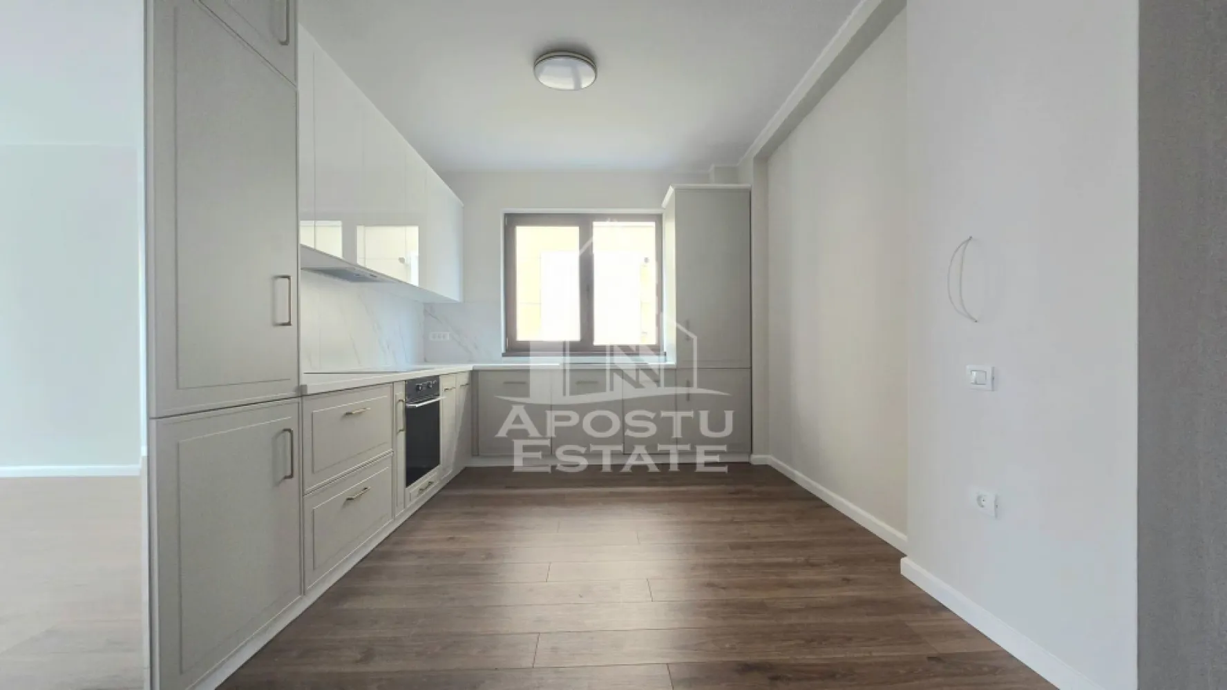Duplex 5 camere, 3 locuri de parcare, Mosnita Noua - Apostu Estate va propune spre inchiriere o jumatate de duplex spatios si modern, cu o suprafata utila de 140 mp, situat intr-o zona linistita si accesibila. 
Ideal pentru o familie numeroasa sau pentru cei care doresc un spatiu generos.

Detalii proprietate:

Camere: 5 (4 dormitoare) nemobilate
Bai: 3, complet mobilate
Dressing: 1
Bucatarie si bai: Complet mobilate si utilate
Masina de spalat vase
Masina de spalat rufe
Combina frigorifica
Plita electrica
Cuptor electric
Hota
Confort termic: Incalzire in pardoseala si centrala termica
Locuri de parcare: 3
Curte libera: 200 mp, ideala pentru relaxare si activitati in aer liber
Conditii financiare:

Chirie: 750 €
Garantie: Echivalentul a doua chirii
Contract: Minim 1 an
Vecinatati: Profi, Lidl, Kaufland, scoala, dispensar, benzinarie ESO.

Aceasta proprietate este perfecta pentru cei care cauta un camin confortabil si bine echipat intr-o locatie convenabila.
Oferta ID CP2183414