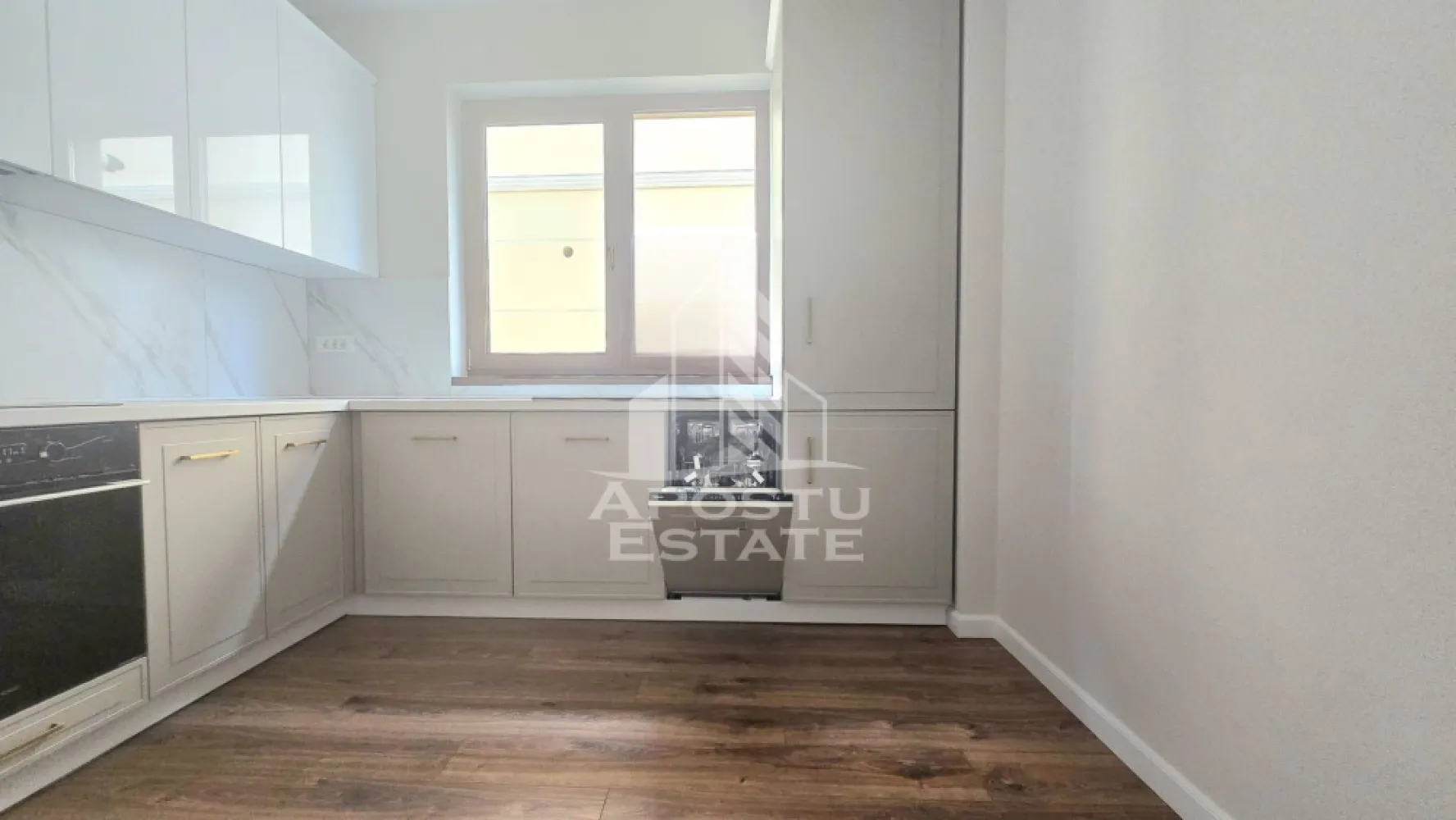 Duplex 5 camere, 3 locuri de parcare, Mosnita Noua - Apostu Estate va propune spre inchiriere o jumatate de duplex spatios si modern, cu o suprafata utila de 140 mp, situat intr-o zona linistita si accesibila. 
Ideal pentru o familie numeroasa sau pentru cei care doresc un spatiu generos.

Detalii proprietate:

Camere: 5 (4 dormitoare) nemobilate
Bai: 3, complet mobilate
Dressing: 1
Bucatarie si bai: Complet mobilate si utilate
Masina de spalat vase
Masina de spalat rufe
Combina frigorifica
Plita electrica
Cuptor electric
Hota
Confort termic: Incalzire in pardoseala si centrala termica
Locuri de parcare: 3
Curte libera: 200 mp, ideala pentru relaxare si activitati in aer liber
Conditii financiare:

Chirie: 750 €
Garantie: Echivalentul a doua chirii
Contract: Minim 1 an
Vecinatati: Profi, Lidl, Kaufland, scoala, dispensar, benzinarie ESO.

Aceasta proprietate este perfecta pentru cei care cauta un camin confortabil si bine echipat intr-o locatie convenabila.
Oferta ID CP2183414