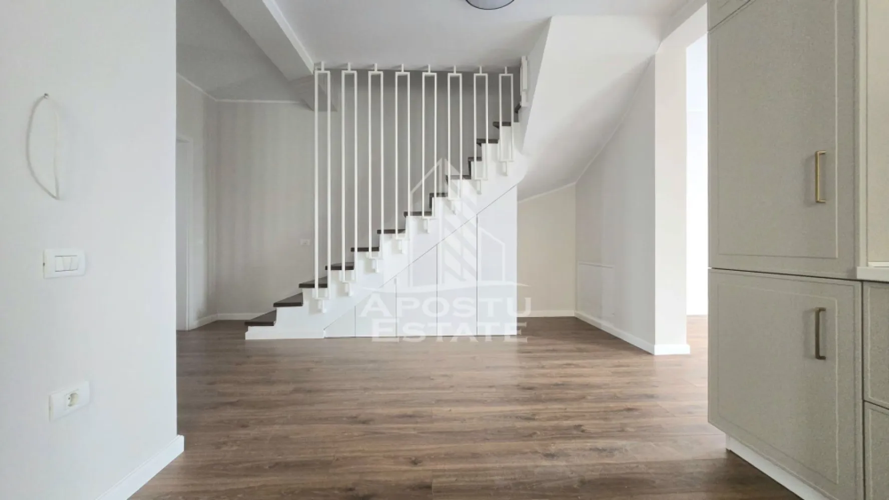 Duplex 5 camere, 3 locuri de parcare, Mosnita Noua - Apostu Estate va propune spre inchiriere o jumatate de duplex spatios si modern, cu o suprafata utila de 140 mp, situat intr-o zona linistita si accesibila. 
Ideal pentru o familie numeroasa sau pentru cei care doresc un spatiu generos.

Detalii proprietate:

Camere: 5 (4 dormitoare) nemobilate
Bai: 3, complet mobilate
Dressing: 1
Bucatarie si bai: Complet mobilate si utilate
Masina de spalat vase
Masina de spalat rufe
Combina frigorifica
Plita electrica
Cuptor electric
Hota
Confort termic: Incalzire in pardoseala si centrala termica
Locuri de parcare: 3
Curte libera: 200 mp, ideala pentru relaxare si activitati in aer liber
Conditii financiare:

Chirie: 750 €
Garantie: Echivalentul a doua chirii
Contract: Minim 1 an
Vecinatati: Profi, Lidl, Kaufland, scoala, dispensar, benzinarie ESO.

Aceasta proprietate este perfecta pentru cei care cauta un camin confortabil si bine echipat intr-o locatie convenabila.
Oferta ID CP2183414