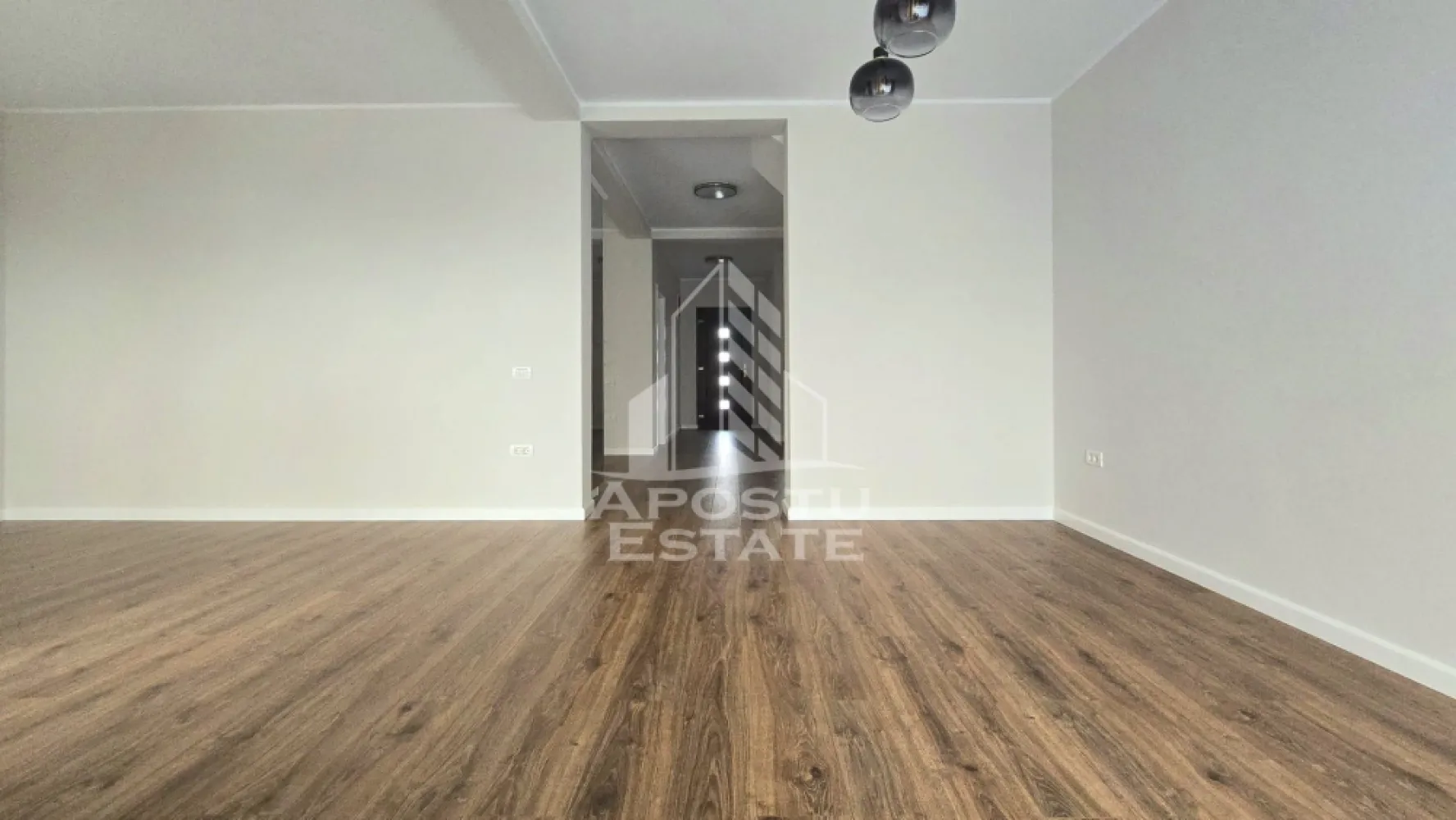 Duplex 5 camere, 3 locuri de parcare, Mosnita Noua - Apostu Estate va propune spre inchiriere o jumatate de duplex spatios si modern, cu o suprafata utila de 140 mp, situat intr-o zona linistita si accesibila. 
Ideal pentru o familie numeroasa sau pentru cei care doresc un spatiu generos.

Detalii proprietate:

Camere: 5 (4 dormitoare) nemobilate
Bai: 3, complet mobilate
Dressing: 1
Bucatarie si bai: Complet mobilate si utilate
Masina de spalat vase
Masina de spalat rufe
Combina frigorifica
Plita electrica
Cuptor electric
Hota
Confort termic: Incalzire in pardoseala si centrala termica
Locuri de parcare: 3
Curte libera: 200 mp, ideala pentru relaxare si activitati in aer liber
Conditii financiare:

Chirie: 750 €
Garantie: Echivalentul a doua chirii
Contract: Minim 1 an
Vecinatati: Profi, Lidl, Kaufland, scoala, dispensar, benzinarie ESO.

Aceasta proprietate este perfecta pentru cei care cauta un camin confortabil si bine echipat intr-o locatie convenabila.
Oferta ID CP2183414