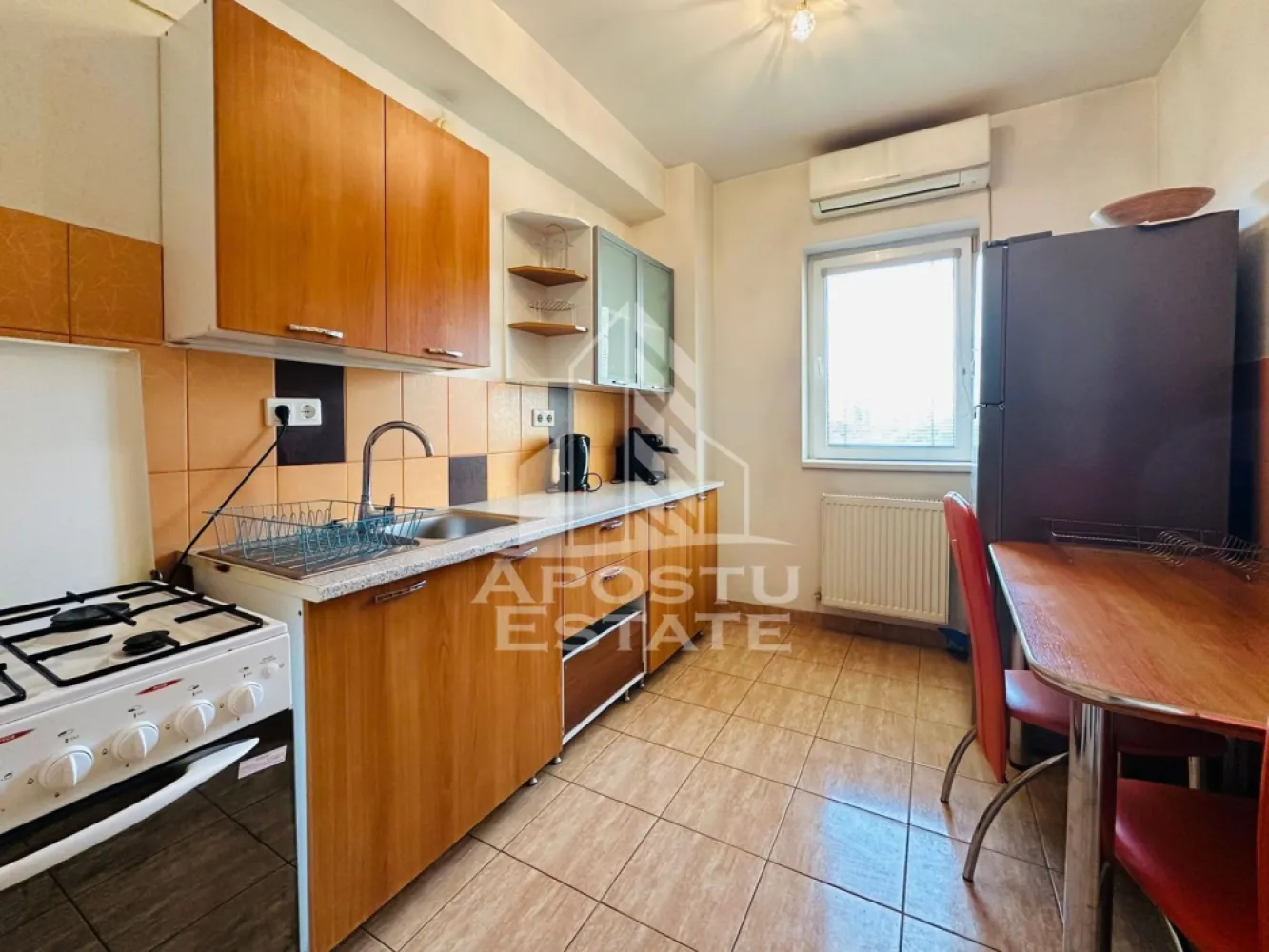 Apartament 1 camera zona Alfa - APOSTU ESTATE va propune spre inchiriere apartament cu 1 camera de inchiriat in zona Alfa, situat la etajul 2 din 5, intr-un bloc dotat cu lift. Locuinta beneficiaza de incalzire prin centrala blocului, oferind un confort termic optim.

Bucataria este moderna si complet utilata, incluzand aragaz, frigider si aparat de cafea. Baia este dotata cu cada si masina de spalat vase. Apartamentul dispune de aer conditionat si televizor, fiind ideal pentru un stil de viata confortabil.

Perioada minima de inchiriere este de 1 an.
Se accepta fumatori, insa nu sunt permise animalele de companie.

Pentru mai multe detalii sau pentru programarea unei vizionari, echipa Apostu Estate va sta cu profesionalism si promptitudine la dispozitie dumneavoastra.
CP3036082
