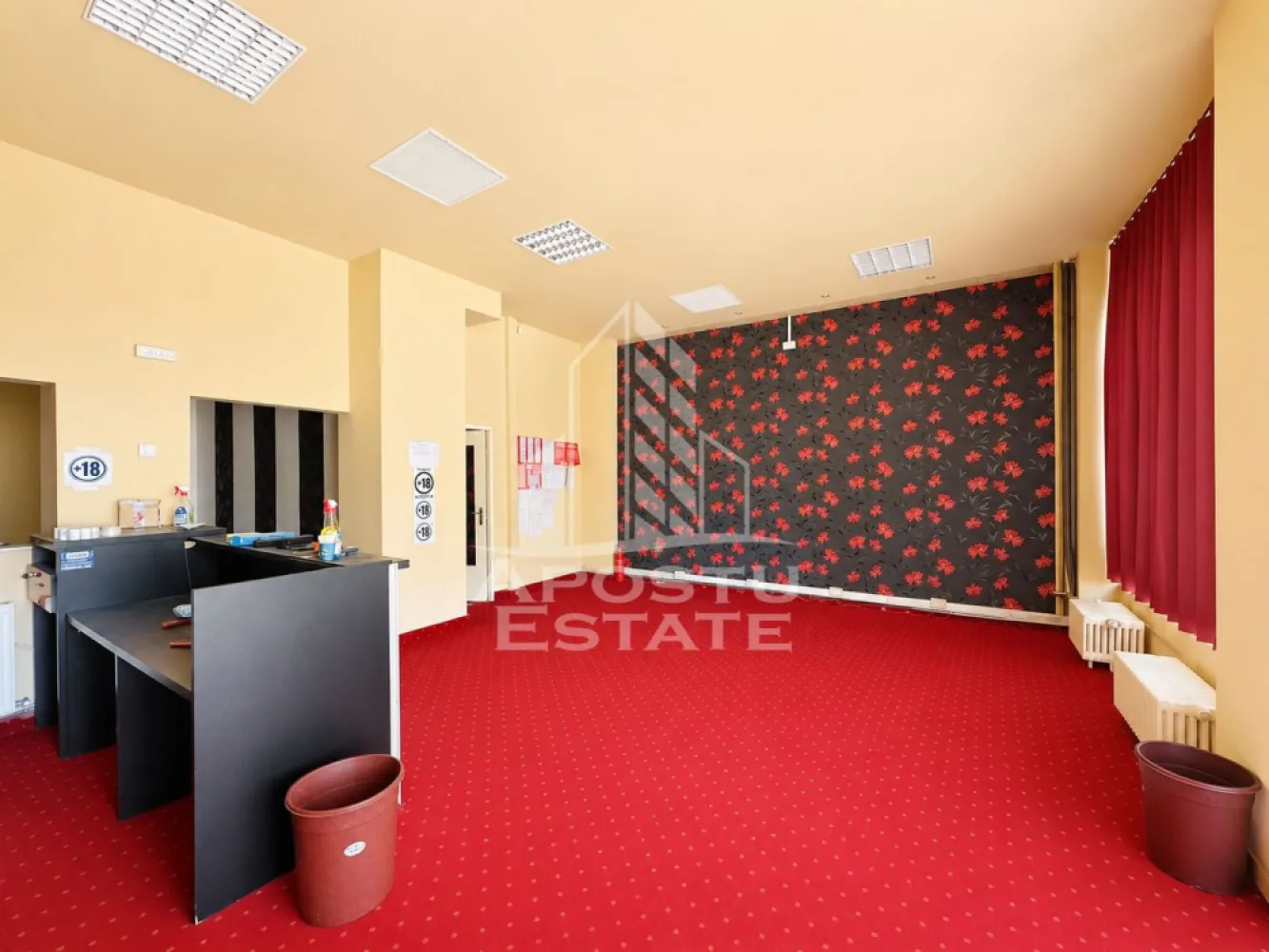 Spatiu comercial zona Micalaca - Apostu Estate va propune spre inchiriere un spatiu comercial situat in cartierul Micalaca, una dintre cele mai populate si dinamice zone ale orasului. Imobilul este amplasat la parter si dispune de o suprafata utila de 65 mp, fiind potrivit pentru diverse activitati comerciale, birouri, servicii, showroom sau salon.

Spatiul beneficiaza de o compartimentare practica, acces facil si vizibilitate buna. Printre dotarile existente se numara:

Centrala termica proprie
Sistem de incalzire cu calorifere
Aer conditionat
Utilitati complete

Pentru mai multe detalii sau pentru programarea unei vizionari, echipa Apostu Estate va sta cu profesionalism si promptitudine la dispozitie dumneavoastra.
CP3124906