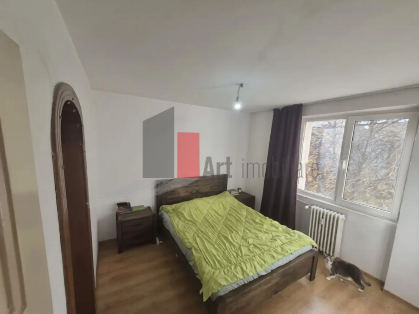 0 Comision - Apartament de vanzare in zona Basarabia/Arena Nationala - Apartament 2 camere de vânzare – zonă liniștită | Aproape de Arena Națională | Renovat

Se oferă spre vânzare un apartament de 2 camere, semidecomandat, situat într-o zonă curată și liniștită, retras de la bulevard, ceea ce oferă un plus de confort și intimitate. Proprietatea se află în apropiere de Arena Națională și oferă acces rapid la punctele de interes și mijloacele de transport.

Apartamentul are o suprafață utilă de aproximativ 53 mp și este amplasat la etajul 3 din 4 al unui imobil construit în anul 1969, bloc solid, fără risc seismic, reabilitat termic.

Compartimentare:

Living luminos

Dormitor spațios

Bucătărie închisă

Baie

Hol

Balcon închis

Apartamentul beneficiază de lumină naturală în fiecare cameră, iar poziționarea geamurilor către spatele blocului oferă liniște și confort, ferit de zgomotul bulevardului.

Dotări și facilități:

Apartament cu renovări majore realizate, pregătit pentru utilizare imediată

Complet mobilat

Bloc izolat termic

Încălzire prin sistem de termoficare

Lumină naturală abundentă în fiecare cameră

Loc de parcare disponibil

Avantaje:

Zonă liniștită și verde

Imobil retras de la bulevard, ferit de zgomot

Acces facil către transport public

Stația de metrou Piața Muncii la aproximativ 15–20 minute de mers pe jos

Proximitate față de Arena Națională

Ideal atât pentru locuit, cât și pentru investiție

Alte informații:

Etaj 3 din 4

Nu se percepe comision

Acest apartament reprezintă o alegere excelentă pentru cei care caută un spațiu confortabil, luminos și pregătit pentru mutare imediată, într-o zonă sigură și liniștită, dar cu acces rapid către principalele puncte de interes ale orașului.