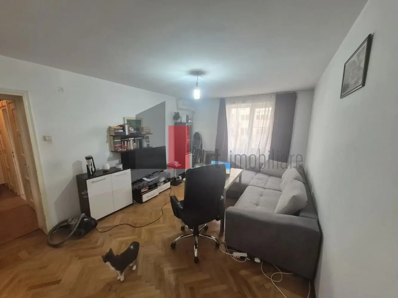 0 Comision - Apartament de vanzare in zona Basarabia/Arena Nationala - Apartament 2 camere de vânzare – zonă liniștită | Aproape de Arena Națională | Renovat

Se oferă spre vânzare un apartament de 2 camere, semidecomandat, situat într-o zonă curată și liniștită, retras de la bulevard, ceea ce oferă un plus de confort și intimitate. Proprietatea se află în apropiere de Arena Națională și oferă acces rapid la punctele de interes și mijloacele de transport.

Apartamentul are o suprafață utilă de aproximativ 53 mp și este amplasat la etajul 3 din 4 al unui imobil construit în anul 1969, bloc solid, fără risc seismic, reabilitat termic.

Compartimentare:

Living luminos

Dormitor spațios

Bucătărie închisă

Baie

Hol

Balcon închis

Apartamentul beneficiază de lumină naturală în fiecare cameră, iar poziționarea geamurilor către spatele blocului oferă liniște și confort, ferit de zgomotul bulevardului.

Dotări și facilități:

Apartament cu renovări majore realizate, pregătit pentru utilizare imediată

Complet mobilat

Bloc izolat termic

Încălzire prin sistem de termoficare

Lumină naturală abundentă în fiecare cameră

Loc de parcare disponibil

Avantaje:

Zonă liniștită și verde

Imobil retras de la bulevard, ferit de zgomot

Acces facil către transport public

Stația de metrou Piața Muncii la aproximativ 15–20 minute de mers pe jos

Proximitate față de Arena Națională

Ideal atât pentru locuit, cât și pentru investiție

Alte informații:

Etaj 3 din 4

Nu se percepe comision

Acest apartament reprezintă o alegere excelentă pentru cei care caută un spațiu confortabil, luminos și pregătit pentru mutare imediată, într-o zonă sigură și liniștită, dar cu acces rapid către principalele puncte de interes ale orașului.
