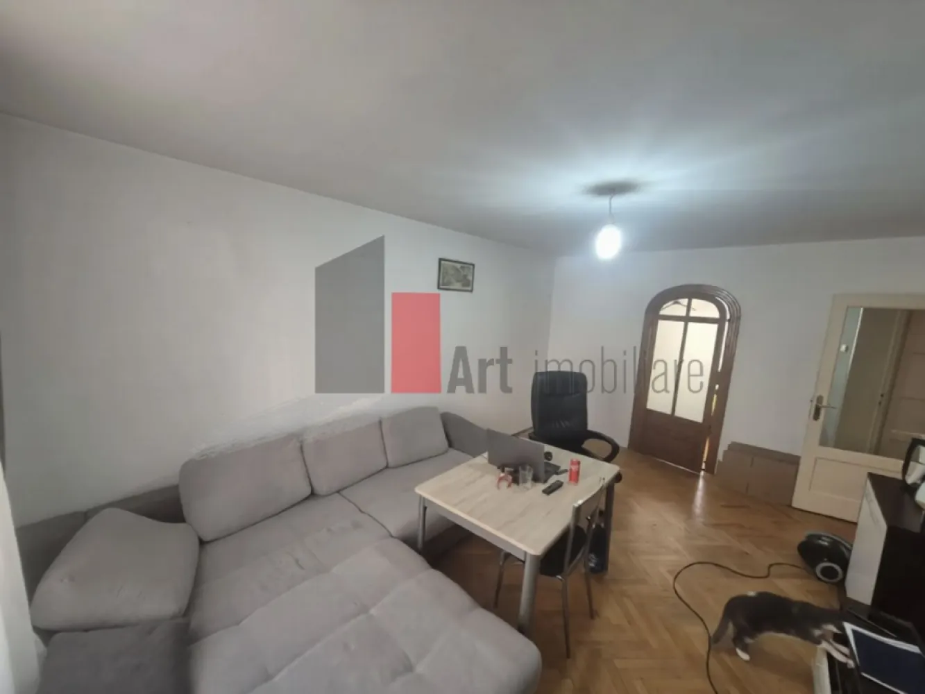 0 Comision - Apartament de vanzare in zona Basarabia/Arena Nationala - Apartament 2 camere de vânzare – zonă liniștită | Aproape de Arena Națională | Renovat

Se oferă spre vânzare un apartament de 2 camere, semidecomandat, situat într-o zonă curată și liniștită, retras de la bulevard, ceea ce oferă un plus de confort și intimitate. Proprietatea se află în apropiere de Arena Națională și oferă acces rapid la punctele de interes și mijloacele de transport.

Apartamentul are o suprafață utilă de aproximativ 53 mp și este amplasat la etajul 3 din 4 al unui imobil construit în anul 1969, bloc solid, fără risc seismic, reabilitat termic.

Compartimentare:

Living luminos

Dormitor spațios

Bucătărie închisă

Baie

Hol

Balcon închis

Apartamentul beneficiază de lumină naturală în fiecare cameră, iar poziționarea geamurilor către spatele blocului oferă liniște și confort, ferit de zgomotul bulevardului.

Dotări și facilități:

Apartament cu renovări majore realizate, pregătit pentru utilizare imediată

Complet mobilat

Bloc izolat termic

Încălzire prin sistem de termoficare

Lumină naturală abundentă în fiecare cameră

Loc de parcare disponibil

Avantaje:

Zonă liniștită și verde

Imobil retras de la bulevard, ferit de zgomot

Acces facil către transport public

Stația de metrou Piața Muncii la aproximativ 15–20 minute de mers pe jos

Proximitate față de Arena Națională

Ideal atât pentru locuit, cât și pentru investiție

Alte informații:

Etaj 3 din 4

Nu se percepe comision

Acest apartament reprezintă o alegere excelentă pentru cei care caută un spațiu confortabil, luminos și pregătit pentru mutare imediată, într-o zonă sigură și liniștită, dar cu acces rapid către principalele puncte de interes ale orașului.