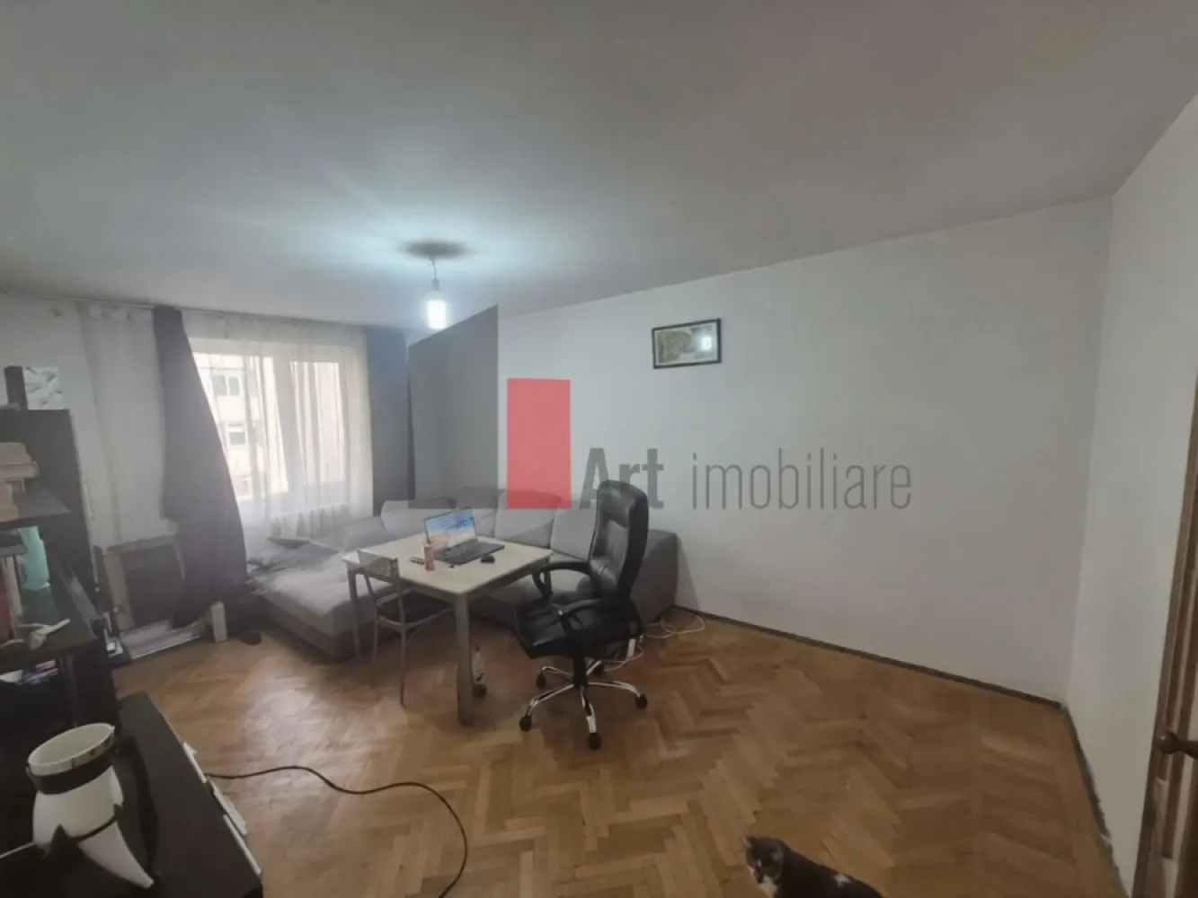 0 Comision - Apartament de vanzare in zona Basarabia/Arena Nationala - Apartament 2 camere de vânzare – zonă liniștită | Aproape de Arena Națională | Renovat

Se oferă spre vânzare un apartament de 2 camere, semidecomandat, situat într-o zonă curată și liniștită, retras de la bulevard, ceea ce oferă un plus de confort și intimitate. Proprietatea se află în apropiere de Arena Națională și oferă acces rapid la punctele de interes și mijloacele de transport.

Apartamentul are o suprafață utilă de aproximativ 53 mp și este amplasat la etajul 3 din 4 al unui imobil construit în anul 1969, bloc solid, fără risc seismic, reabilitat termic.

Compartimentare:

Living luminos

Dormitor spațios

Bucătărie închisă

Baie

Hol

Balcon închis

Apartamentul beneficiază de lumină naturală în fiecare cameră, iar poziționarea geamurilor către spatele blocului oferă liniște și confort, ferit de zgomotul bulevardului.

Dotări și facilități:

Apartament cu renovări majore realizate, pregătit pentru utilizare imediată

Complet mobilat

Bloc izolat termic

Încălzire prin sistem de termoficare

Lumină naturală abundentă în fiecare cameră

Loc de parcare disponibil

Avantaje:

Zonă liniștită și verde

Imobil retras de la bulevard, ferit de zgomot

Acces facil către transport public

Stația de metrou Piața Muncii la aproximativ 15–20 minute de mers pe jos

Proximitate față de Arena Națională

Ideal atât pentru locuit, cât și pentru investiție

Alte informații:

Etaj 3 din 4

Nu se percepe comision

Acest apartament reprezintă o alegere excelentă pentru cei care caută un spațiu confortabil, luminos și pregătit pentru mutare imediată, într-o zonă sigură și liniștită, dar cu acces rapid către principalele puncte de interes ale orașului.
