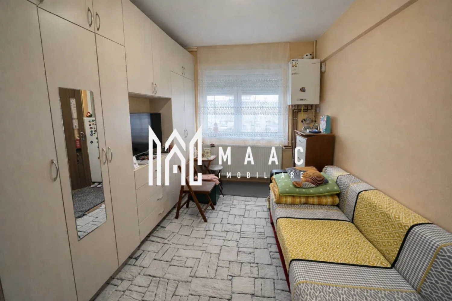 Garsonieră | Etaj Intermediar | Mobilată și Utilată | Lazaret - Maac Imobiliare prezintă spre vânzare o garsonieră modernă, situată în zona Ipas din Sibiu, la etajul 4 al unui imobil cu 5 etaje. Proprietatea reprezintă o alegere excelentă atât pentru locuire personală, cât și pentru investiție

Garsoniera are o suprafață utilă de 20 mp și este pregătită pentru mutare imediată, fiind amenajată eficient pentru un confort optim.

Dotări și beneficii:

Centrală termică proprie pe gaz

Electrocasnice funcționale

Mobilier modern, spațiu bine organizat

Zonă liniștită

Acces facil către mijloace de transport în comun, magazine și alte puncte de interes

Această proprietate este ideală pentru cei care caută un spațiu compact, practic și cu potențial foarte bun de investiție.

Pentru mai multe informații și programarea unei vizionări, vă rugăm să menționați ID anunț: CP2863197.
