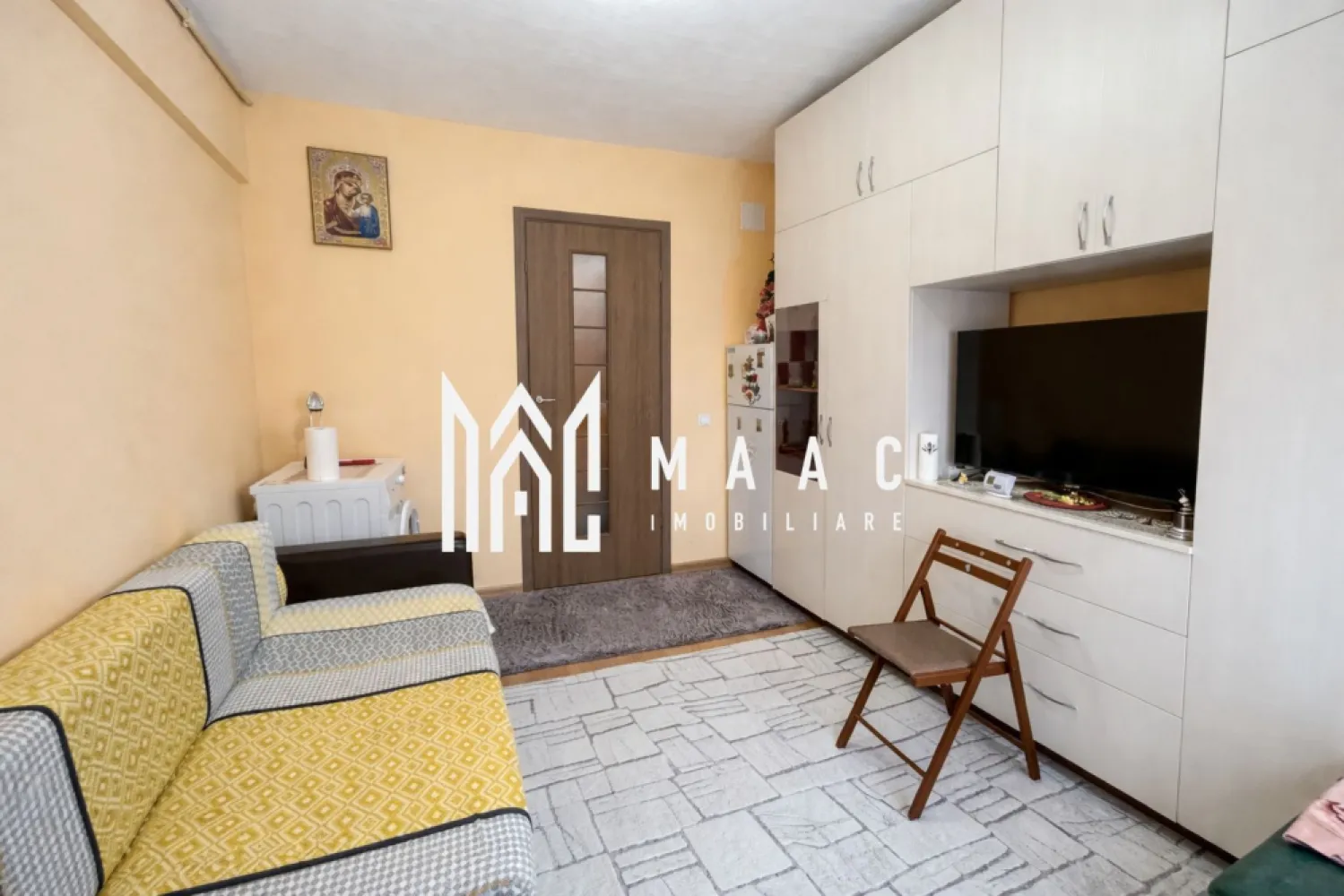 Garsonieră | Etaj Intermediar | Mobilată și Utilată | Lazaret - Maac Imobiliare prezintă spre vânzare o garsonieră modernă, situată în zona Ipas din Sibiu, la etajul 4 al unui imobil cu 5 etaje. Proprietatea reprezintă o alegere excelentă atât pentru locuire personală, cât și pentru investiție

Garsoniera are o suprafață utilă de 20 mp și este pregătită pentru mutare imediată, fiind amenajată eficient pentru un confort optim.

Dotări și beneficii:

Centrală termică proprie pe gaz

Electrocasnice funcționale

Mobilier modern, spațiu bine organizat

Zonă liniștită

Acces facil către mijloace de transport în comun, magazine și alte puncte de interes

Această proprietate este ideală pentru cei care caută un spațiu compact, practic și cu potențial foarte bun de investiție.

Pentru mai multe informații și programarea unei vizionări, vă rugăm să menționați ID anunț: CP2863197.