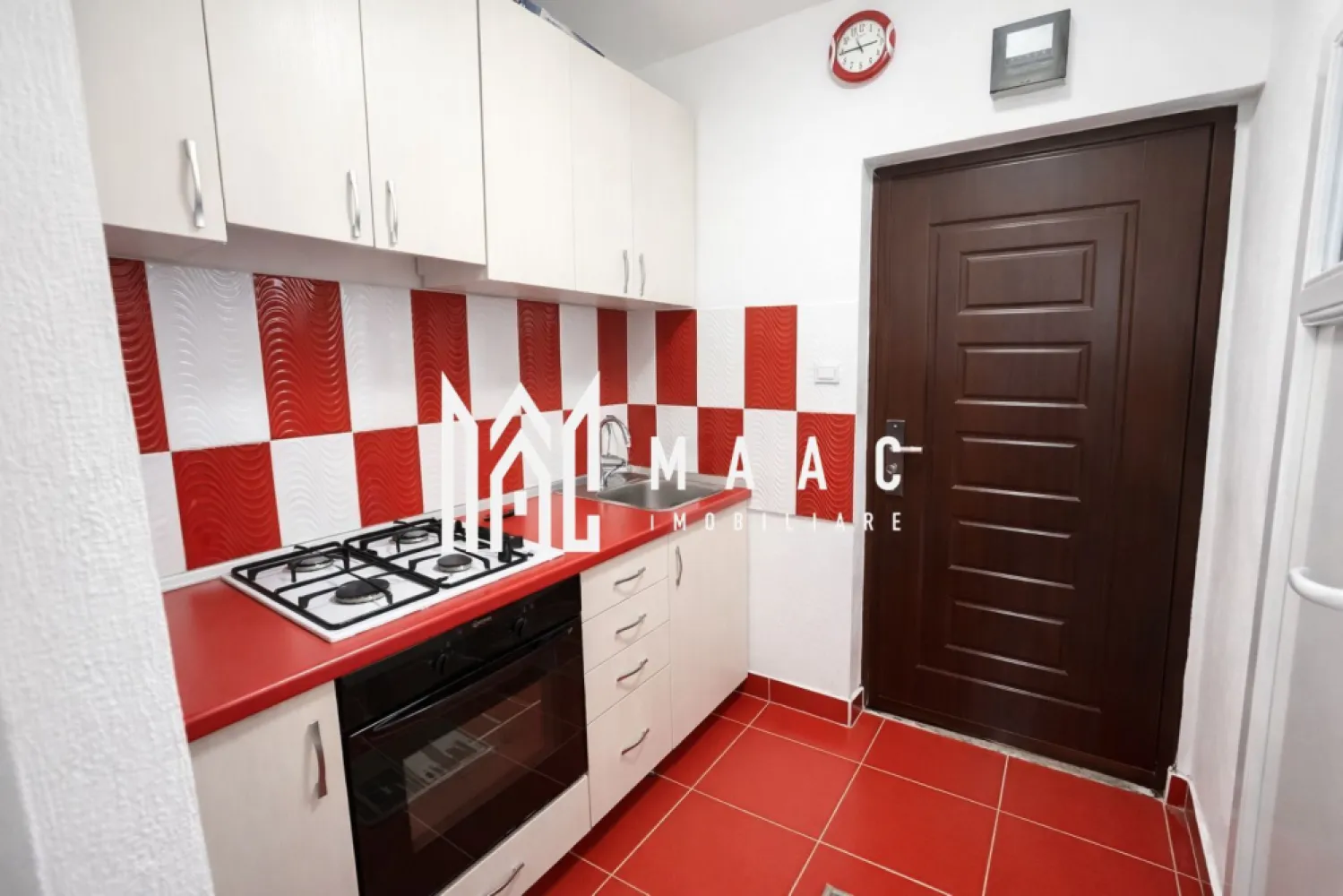 Garsonieră | Etaj Intermediar | Mobilată și Utilată | Lazaret - Maac Imobiliare prezintă spre vânzare o garsonieră modernă, situată în zona Ipas din Sibiu, la etajul 4 al unui imobil cu 5 etaje. Proprietatea reprezintă o alegere excelentă atât pentru locuire personală, cât și pentru investiție

Garsoniera are o suprafață utilă de 20 mp și este pregătită pentru mutare imediată, fiind amenajată eficient pentru un confort optim.

Dotări și beneficii:

Centrală termică proprie pe gaz

Electrocasnice funcționale

Mobilier modern, spațiu bine organizat

Zonă liniștită

Acces facil către mijloace de transport în comun, magazine și alte puncte de interes

Această proprietate este ideală pentru cei care caută un spațiu compact, practic și cu potențial foarte bun de investiție.

Pentru mai multe informații și programarea unei vizionări, vă rugăm să menționați ID anunț: CP2863197.