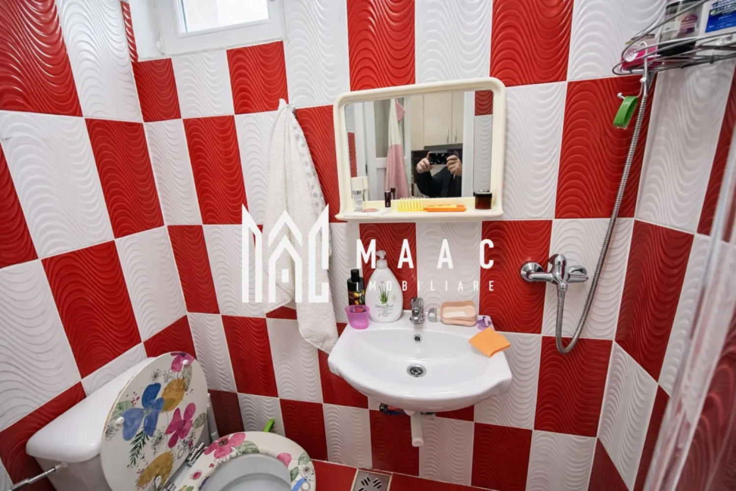 Garsonieră | Etaj Intermediar | Mobilată și Utilată | Lazaret - Maac Imobiliare prezintă spre vânzare o garsonieră modernă, situată în zona Ipas din Sibiu, la etajul 4 al unui imobil cu 5 etaje. Proprietatea reprezintă o alegere excelentă atât pentru locuire personală, cât și pentru investiție

Garsoniera are o suprafață utilă de 20 mp și este pregătită pentru mutare imediată, fiind amenajată eficient pentru un confort optim.

Dotări și beneficii:

Centrală termică proprie pe gaz

Electrocasnice funcționale

Mobilier modern, spațiu bine organizat

Zonă liniștită

Acces facil către mijloace de transport în comun, magazine și alte puncte de interes

Această proprietate este ideală pentru cei care caută un spațiu compact, practic și cu potențial foarte bun de investiție.

Pentru mai multe informații și programarea unei vizionări, vă rugăm să menționați ID anunț: CP2863197.