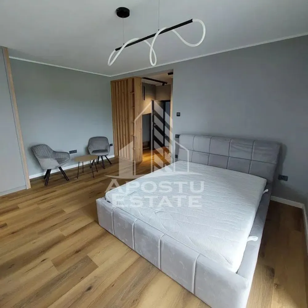 Apartament cu 1 camera, de inchiriat. Dumbravita, Centrala proprie - Agentia imobiliara APOSTU ESTATE va propune spre inchiriere un apartament cu 1 camera, spatios si luminos, situat in Dumbravita, intr-o zona linistita si bine pozitionata, potrivit pentru cupluri,familii, sau studenti care isi doresc o locuinta unde sa se simta confortabil si cu acces facil catre scoli, statii de autobuz, supermarketuri , magazine de zona, parcuri.

Suprafata utila: 39 mp
Compartimentare eficienta:
-Hol de acces generos.
-Living room luminos cu bucatarie open space.
-Baie prevazuta cu cabina de dus.

Confort si facilitati:
-Incalzirea apartamentului: Pardoseala, Centrala proprie.
-Apartamentul este complet mobilat si utilat.
-Nu se accepta animale de companie de catre proprietar.

Localizare:
-Timis, Dumbravita – acces facil : Profi Super, Elite Kindergarten,, Parcul Napoli.

Ideal pentru:
-Cupluri.

Disponibilitate: imediata
Pret chirie lunara: 400 euro ( negociabil)
Programeaza o vizionare pentru a-ti putea imagina viitorul aici!
ID intern: CP3125308