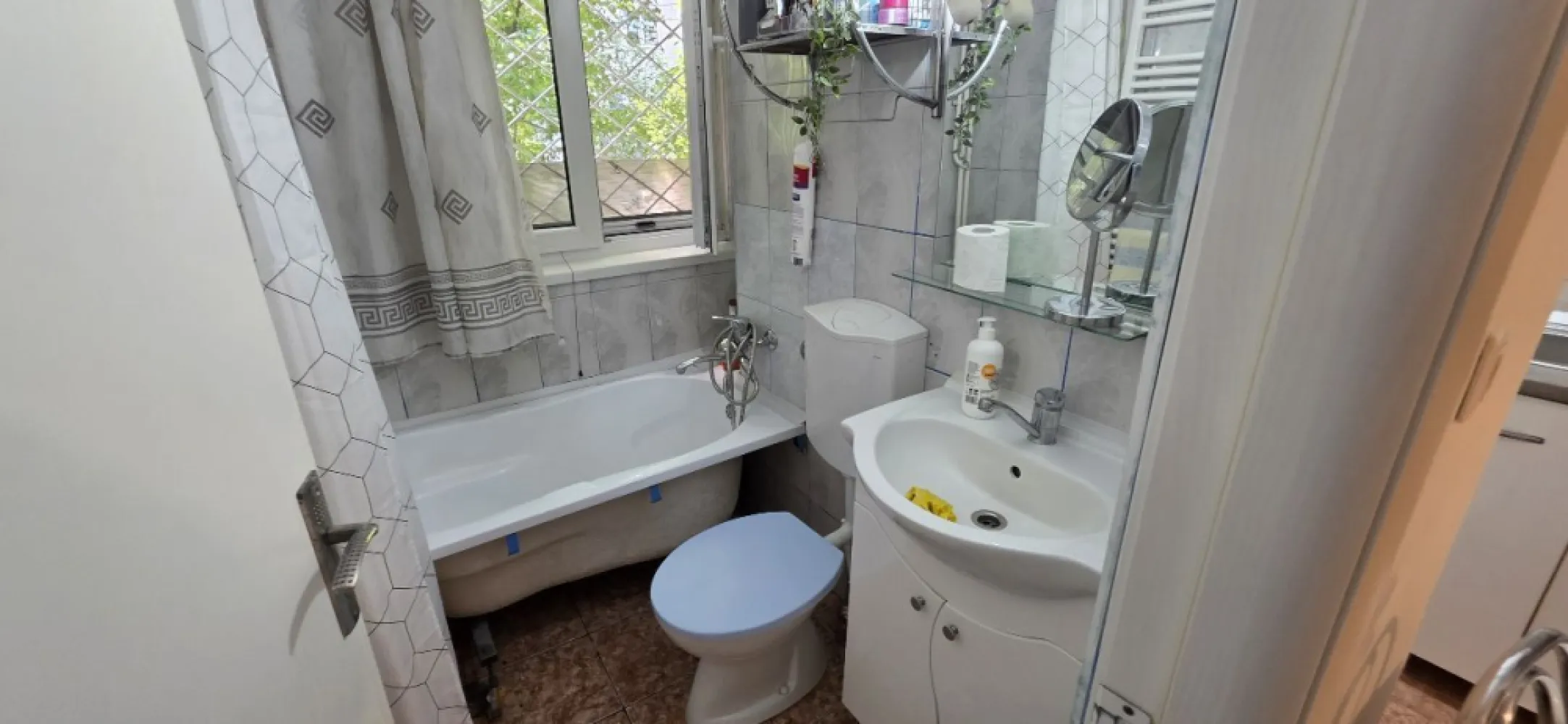 Garsonieră decomandată de vânzare Dristor mobilată și utilata - K Imobiliare vă propune spre vânzare o garsonieră decomandată, situată în zona Dristor, într-un bloc reabilitat termic, la parter, ideală atât pentru locuit, cât și pentru investiție.

Cu o suprafață de 33 mp, locuința este amenajată modern și se vinde complet mobilată și utilată, oferind confort și funcționalitate încă din prima zi.

Garsoniera dispune de o cameră spațioasă și luminoasă, mobilată modern, cu dressing generos pe toată înălțimea peretelui, bucătărie separată complet echipată cu mobilier realizat la comandă și electrocasnice încorporate, baie și hol cu spații eficiente de depozitare.

Avantaje
✔ Compartimentare decomandată
✔ Suprafață utilă 33 mp
✔ Parter
✔ Bloc reabilitat termic
✔ Mobilată și utilată complet
✔ Bucătărie modernă și complet echipată
✔ Dressing încăpător
✔ Finisaje îngrijite și stare foarte bună
✔ Ideală pentru locuire imediată sau închiriere

Poziționarea excelentă oferă acces rapid către metrou Dristor, mijloace de transport în comun, magazine, supermarketuri, școli, grădinițe și centre comerciale.