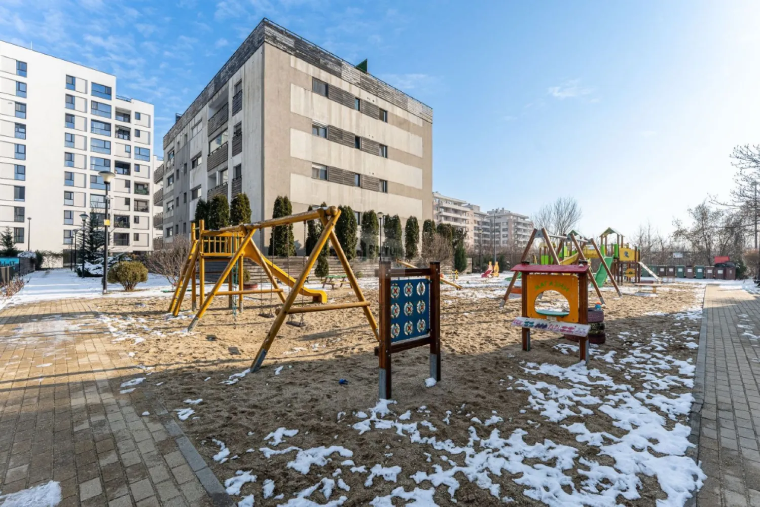 Mai mult decât o adresă, un sanctuar urban în Natura Residence. - Imaginează-ți o dimineață în care singurul zgomot este cel al naturii. Situat în inima zonei de Nord, acest apartament cu 2 camere redefinește conceptul de „acasă”. Design & Confort: Un living inundat de lumină naturală și un dormitor gândit ca un refugiu absolut. Facilități incluse: 2 locuri de parcare (fără stresul căutării unui loc liber), boxă pentru depozitare, acces la piscină și sală de fitness privată. Family Friendly: Un mediu sigur, cu loc de joacă pentru cei mici și spații verzi generoase. Aici, nu cumperi doar un apartament, ci timpul tău liber și liniștea de după o zi plină. Ești gata să respiri aer curat?