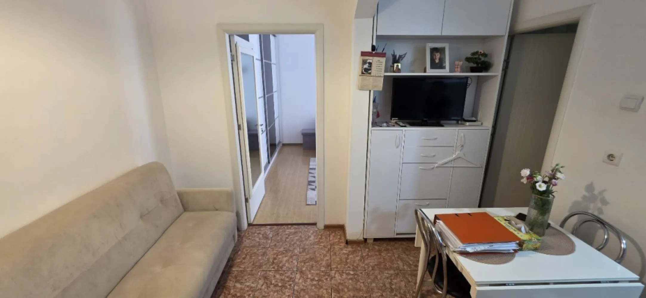 Garsonieră decomandată de vânzare Dristor mobilată și utilata - K Imobiliare vă propune spre vânzare o garsonieră decomandată, situată în zona Dristor, într-un bloc reabilitat termic, la parter, ideală atât pentru locuit, cât și pentru investiție.

Cu o suprafață de 33 mp, locuința este amenajată modern și se vinde complet mobilată și utilată, oferind confort și funcționalitate încă din prima zi.

Garsoniera dispune de o cameră spațioasă și luminoasă, mobilată modern, cu dressing generos pe toată înălțimea peretelui, bucătărie separată complet echipată cu mobilier realizat la comandă și electrocasnice încorporate, baie și hol cu spații eficiente de depozitare.

Avantaje
✔ Compartimentare decomandată
✔ Suprafață utilă 33 mp
✔ Parter
✔ Bloc reabilitat termic
✔ Mobilată și utilată complet
✔ Bucătărie modernă și complet echipată
✔ Dressing încăpător
✔ Finisaje îngrijite și stare foarte bună
✔ Ideală pentru locuire imediată sau închiriere

Poziționarea excelentă oferă acces rapid către metrou Dristor, mijloace de transport în comun, magazine, supermarketuri, școli, grădinițe și centre comerciale.