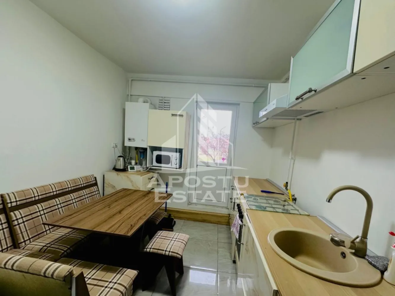 Apartament cu 3 camere modern - APOSTU ESTATE va propune spre inchiriere un apartament primitor de 3 camere, cu o suprafata utila generoasa de 87 mp, situat la etajul 1 din 10, intr-un imobil bine intretinut. Apartamentul este semidecomandat, oferind un echilibru ideal intre spatiu, confort si functionalitate.

Locuinta dispune de o baie moderna, prevazuta cu geam pentru aerisire naturala si cabina de dus eleganta, precum si de o bucatarie complet renovata in 2025, amenajata intr-un stil modern. Bucataria este complet utilata cu electrocasnice moderne: cuptor cu microunde, aragaz, hota, frigider si masina de spalat rufe, fiind pregatita sa raspunda tuturor nevoilor zilnice.

Apartamentul beneficiaza de incalzire centrala proprie cu calorifere, asigurand confort termic pe tot parcursul anului.
Datorita compartimentarii practice si suprafetei generoase, locuinta este ideala pentru o familie, un cuplu sau studenti care isi doresc un spatiu confortabil si bine pozitionat. 

Apartamentul se afla in zona garii, in apropiere se gasesc supermarketuri, farmacii, centru comercial.
Se accepta fumatori si animale de companie de talie mica.
Perioada minima de inchiriere 1 an.

Pentru mai multe detalii sau pentru programarea unei vizionari, echipa Apostu Estate va sta cu profesionalism si promptitudine la dispozitie dumneavoastra.
CP2914727