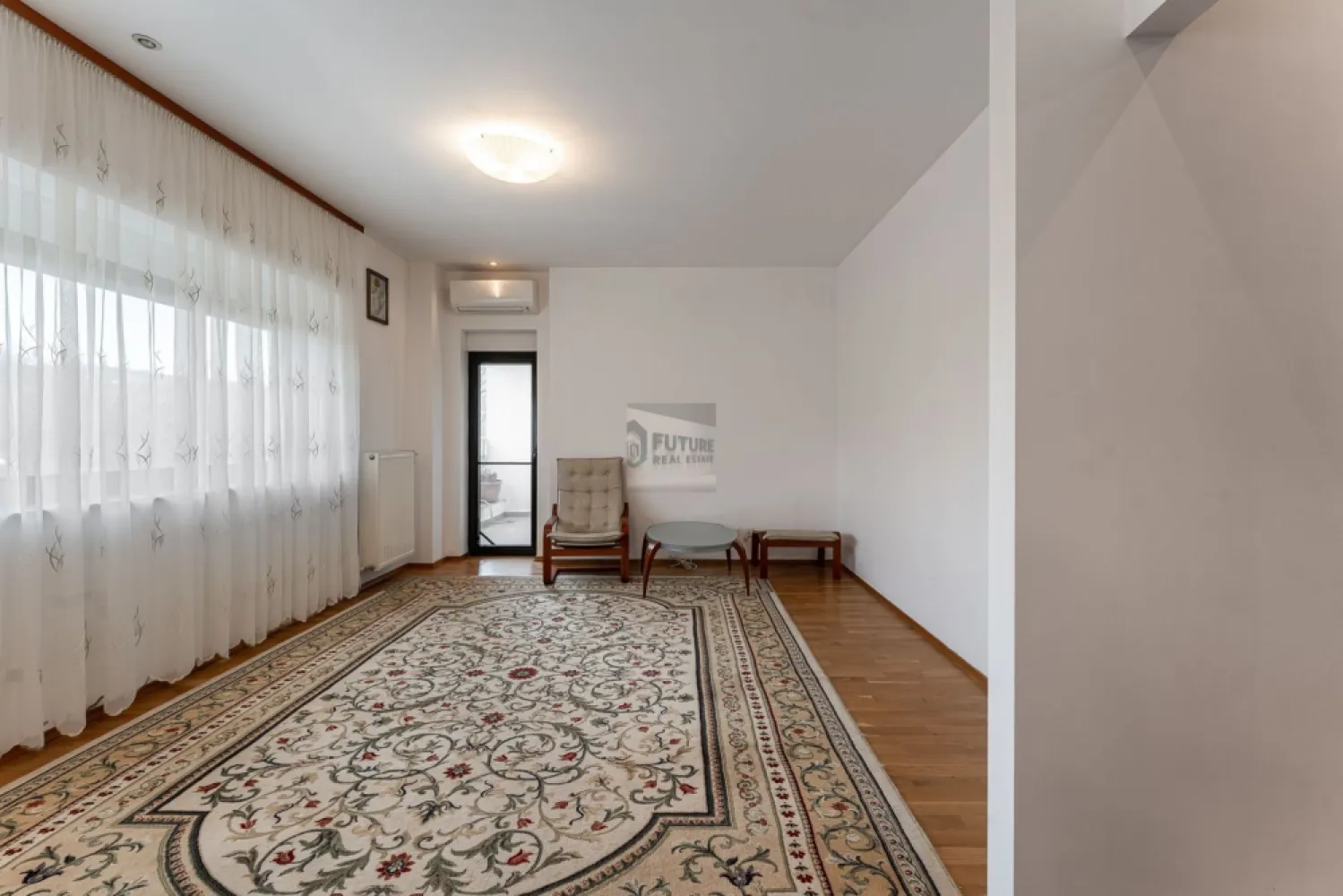 Mai mult decât o adresă, un sanctuar urban în Natura Residence. - Imaginează-ți o dimineață în care singurul zgomot este cel al naturii. Situat în inima zonei de Nord, acest apartament cu 2 camere redefinește conceptul de „acasă”. Design & Confort: Un living inundat de lumină naturală și un dormitor gândit ca un refugiu absolut. Facilități incluse: 2 locuri de parcare (fără stresul căutării unui loc liber), boxă pentru depozitare, acces la piscină și sală de fitness privată. Family Friendly: Un mediu sigur, cu loc de joacă pentru cei mici și spații verzi generoase. Aici, nu cumperi doar un apartament, ci timpul tău liber și liniștea de după o zi plină. Ești gata să respiri aer curat?