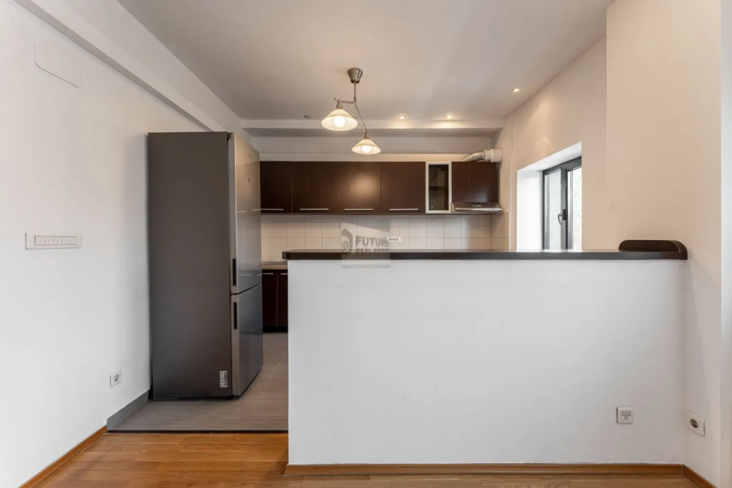 Mai mult decât o adresă, un sanctuar urban în Natura Residence. - Imaginează-ți o dimineață în care singurul zgomot este cel al naturii. Situat în inima zonei de Nord, acest apartament cu 2 camere redefinește conceptul de „acasă”. Design & Confort: Un living inundat de lumină naturală și un dormitor gândit ca un refugiu absolut. Facilități incluse: 2 locuri de parcare (fără stresul căutării unui loc liber), boxă pentru depozitare, acces la piscină și sală de fitness privată. Family Friendly: Un mediu sigur, cu loc de joacă pentru cei mici și spații verzi generoase. Aici, nu cumperi doar un apartament, ci timpul tău liber și liniștea de după o zi plină. Ești gata să respiri aer curat?