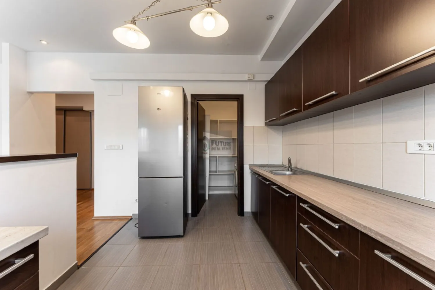 Mai mult decât o adresă, un sanctuar urban în Natura Residence. - Imaginează-ți o dimineață în care singurul zgomot este cel al naturii. Situat în inima zonei de Nord, acest apartament cu 2 camere redefinește conceptul de „acasă”. Design & Confort: Un living inundat de lumină naturală și un dormitor gândit ca un refugiu absolut. Facilități incluse: 2 locuri de parcare (fără stresul căutării unui loc liber), boxă pentru depozitare, acces la piscină și sală de fitness privată. Family Friendly: Un mediu sigur, cu loc de joacă pentru cei mici și spații verzi generoase. Aici, nu cumperi doar un apartament, ci timpul tău liber și liniștea de după o zi plină. Ești gata să respiri aer curat?
