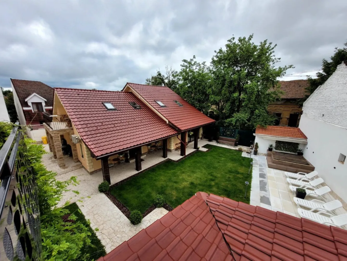 Pensiune 3 stele, ultracentral, Oradea. 700 000 E. Comision 0 - De vanzare: complex turistic premium, pensiune 3 stele, Oradea, ultracentral, finisari premium marmura si travertin, 5 camere si 2 apartamente fiecare cu baie proprie, 2 bucatarii utilate cu electrocasnice premium, living cu loc de luat masa , 2 spatii tehnice , incalzirea centrala pe gaz, curte cu piscina si foisor 700 000 E. Comision 0

Renovata in anul 2020, pensiunea este clasificata la 3 stele si dispune de toate autorizatiile, dotarile si normele in vigoare. Este compusa din: 4 camere triple ,una dubla si 2 apartamente matrimoniale, fiecare cu baie proprie .

Tip Clădire: Pensiune turistică în regim P+M
Suprafaţă Totală Teren: 465 mp
Amprentă la Sol: 197 mp
Suprafaţă Construită Desfăşurată: 385 mp

Compartimentare şi Funcţionalităţi
Parter:2 dormitoare triple cu baie proprie , 
Living cu loc de servit masa 
 2 bucătării 
 2 Spaţii tehnice
Mansarda: un apartament matrimonial cu baie cu dus si cada cu hidromasaj, 1 camera dubla si una tripla cu bai proprii

In curte un apartament matrimonial si o garsoniera tripla

Modalitate de achiziţie: cu preluare societate comerciala.

Pentru mai multe informatii sau pentru vizionare, 0751 777 844 Madian Bosca