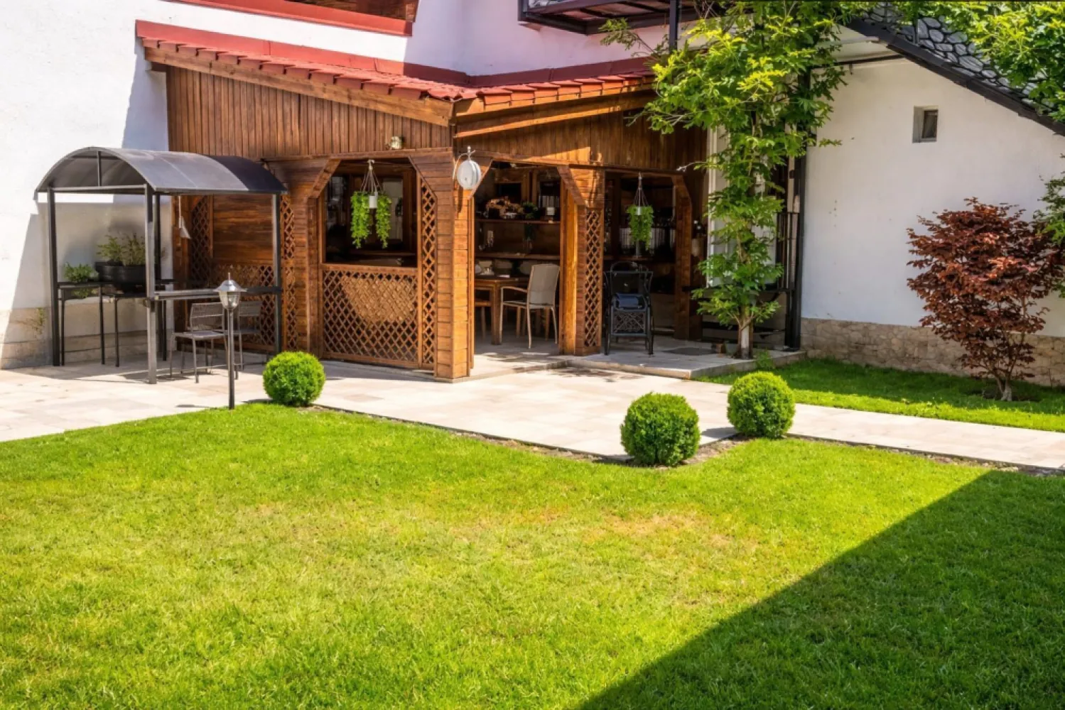 Pensiune 3 stele, ultracentral, Oradea. 700 000 E. Comision 0 - De vanzare: complex turistic premium, pensiune 3 stele, Oradea, ultracentral, finisari premium marmura si travertin, 5 camere si 2 apartamente fiecare cu baie proprie, 2 bucatarii utilate cu electrocasnice premium, living cu loc de luat masa , 2 spatii tehnice , incalzirea centrala pe gaz, curte cu piscina si foisor 700 000 E. Comision 0

Renovata in anul 2020, pensiunea este clasificata la 3 stele si dispune de toate autorizatiile, dotarile si normele in vigoare. Este compusa din: 4 camere triple ,una dubla si 2 apartamente matrimoniale, fiecare cu baie proprie .

Tip Clădire: Pensiune turistică în regim P+M
Suprafaţă Totală Teren: 465 mp
Amprentă la Sol: 197 mp
Suprafaţă Construită Desfăşurată: 385 mp

Compartimentare şi Funcţionalităţi
Parter:2 dormitoare triple cu baie proprie , 
Living cu loc de servit masa 
 2 bucătării 
 2 Spaţii tehnice
Mansarda: un apartament matrimonial cu baie cu dus si cada cu hidromasaj, 1 camera dubla si una tripla cu bai proprii

In curte un apartament matrimonial si o garsoniera tripla

Modalitate de achiziţie: cu preluare societate comerciala.

Pentru mai multe informatii sau pentru vizionare, 0751 777 844 Madian Bosca
