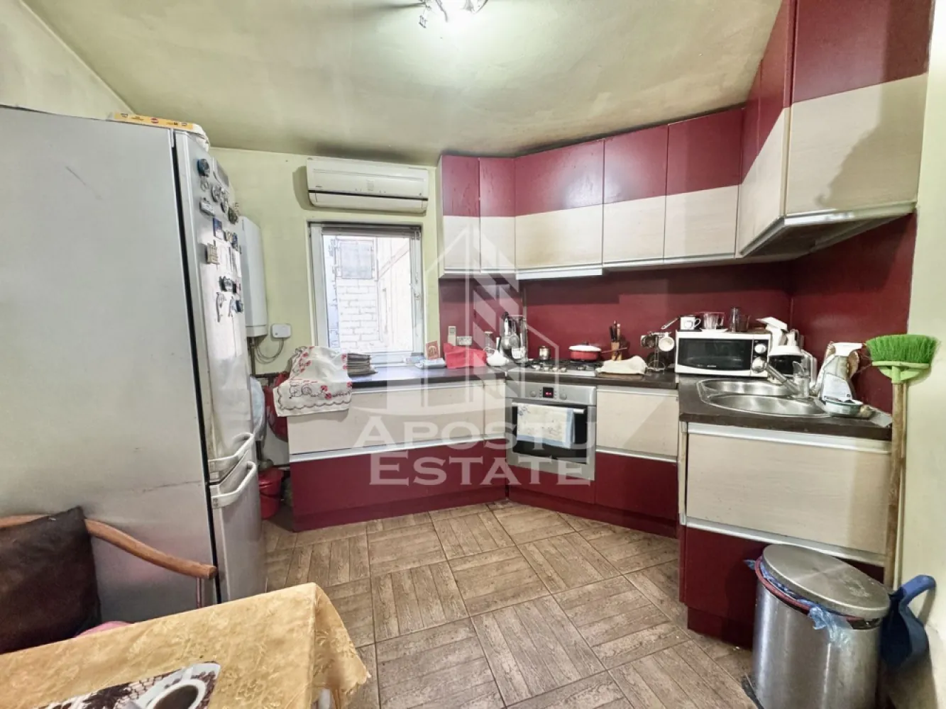 Apartament cu 3 camere si 2 bai la etajul 1 cu centrala zona Soarelui - APOSTU ESTATE va propune spre vanzare un apartament cu 3 camere situat in Timisoara zona Soarelui.

Apartamentul are suprafata de 62mp utili+ balcon si este situat la etajul 1 intr-un bloc cu 4 etaje. (doar 2 apartamente pe etaj)

Compartimentare:
- Hol de acces
- Bucatarie
- Living
- 2 Dormitoare
- Baie
-Baie de serviciu
- Balcon inchis

Confortul termic este asigurat prin intermediul centralei proprie pe gaz.

In apropiere se afla magazine si supermarket-uri, mijloace de transport in comun statia fiind la 1 minut distanta, institutii de invatamant la 5 minute (scoala generala nr 30). Parcare amenajata chiar langa bloc.

Pentru mai multe detalii nu ezitati sa ne contactati!
Acceptam orice fel de credit bancar. Oferim consultanta si solutii financiare prin colaboratorii nostri pentru a obtine cel mai avantajos credit Ipotecar sau Noua Casa.

Va asteptam cu drag la o vizionare chiar astazi!
CP3121634