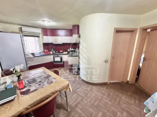 Apartament cu 3 camere si 2 bai la etajul 1 cu centrala zona Soarelui