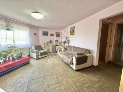 Apartament cu 3 camere si 2 bai la etajul 1 cu centrala zona Soarelui