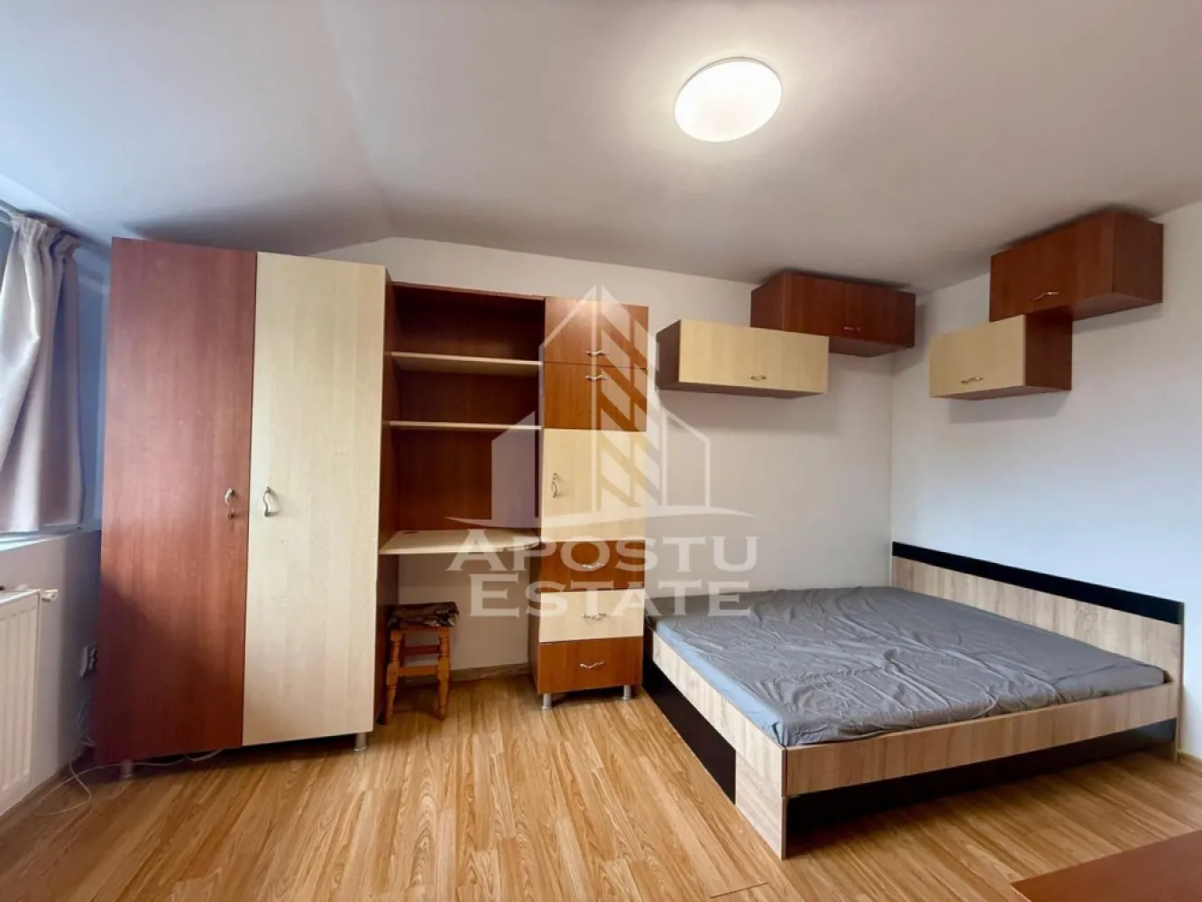 Apartament cu 1 camera , de inchiriat , Zona Take Ionescu , Timisoara - Agentia imobiliara APOSTU ESTATE va propune spre inchiriere un apartament cu 1 camera ,spatios si luminos, situat in zona Take Ionescu , o zona linistita si bine pozitionata din Timisoara, potrivit pentru cupluri,persoane singure , sau studenti care isi doresc o locuinta unde sa se simta confortabil si cu acces facil catre scoli, statii de autobuz, supermarketuri , magazine de zona, parcuri.

Suprafata utila: 22 mp
Compartimentare eficienta:
-Hol de acces generos
-Bucatarie complet mobilata si utilata, cu loc de luat masa
-Living luminos si spatios
-Dormitor mobilat si utilat
-Baie prevazuta cu dus 
Confort si facilitati:
-Incalzirea apartamentului: colterm- cheltuieli foarte mici 
-Apartamentul este complet mobilat si utilat
-Se accepta animale de companie ( pisicuța ) de catre proprietar
-Etajul 5 - fără lift 

Localizare:
-Timis,Timisoara, zona Take Ionescu – acces facil spre magazine, supermarketul Lidl, scoli, parcuri si mijloace de transport in comun.

Ideal pentru:
-Cupluri
-Studenti
Pret chirie lunara: 250 euro 
Programeaza o vizionare pentru a-ti putea imagina viitorul aici!
ID intern: CP3125276