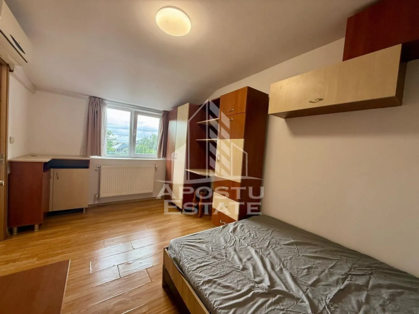 Apartament cu 1 camera , de inchiriat , Zona Take Ionescu , Timisoara - Agentia imobiliara APOSTU ESTATE va propune spre inchiriere un apartament cu 1 camera ,spatios si luminos, situat in zona Take Ionescu , o zona linistita si bine pozitionata din Timisoara, potrivit pentru cupluri,persoane singure , sau studenti care isi doresc o locuinta unde sa se simta confortabil si cu acces facil catre scoli, statii de autobuz, supermarketuri , magazine de zona, parcuri.

Suprafata utila: 22 mp
Compartimentare eficienta:
-Hol de acces generos
-Bucatarie complet mobilata si utilata, cu loc de luat masa
-Living luminos si spatios
-Dormitor mobilat si utilat
-Baie prevazuta cu dus 
Confort si facilitati:
-Incalzirea apartamentului: colterm- cheltuieli foarte mici 
-Apartamentul este complet mobilat si utilat
-Se accepta animale de companie ( pisicuța ) de catre proprietar
-Etajul 5 - fără lift 

Localizare:
-Timis,Timisoara, zona Take Ionescu – acces facil spre magazine, supermarketul Lidl, scoli, parcuri si mijloace de transport in comun.

Ideal pentru:
-Cupluri
-Studenti
Pret chirie lunara: 250 euro 
Programeaza o vizionare pentru a-ti putea imagina viitorul aici!
ID intern: CP3125276