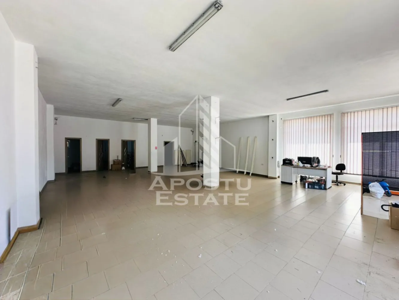 Spatiu comercial zona Confectii - Apostu Estate va propune spre inchiriere un spatiu comercial situat la parter, in zona Confectii, cu o suprafata utila de 140 mp. Spatiul beneficiaza de o compartimentare eficienta, fiind potrivit pentru diverse activitati comerciale, birouri, servicii, showroom sau cabinet.

Imobilul dispune de acces facil, vizibilitate buna si o distributie practica a incaperilor, care permite organizarea optima a activitatii. Amplasarea intr-o zona cu trafic pietonal si acces rapid catre principalele puncte de interes reprezinta un avantaj important.

Pentru mai multe detalii sau pentru programarea unei vizionari, echipa Apostu Estate va sta cu profesionalism si promptitudine la dispozitie dumneavoastra.
CP3125442