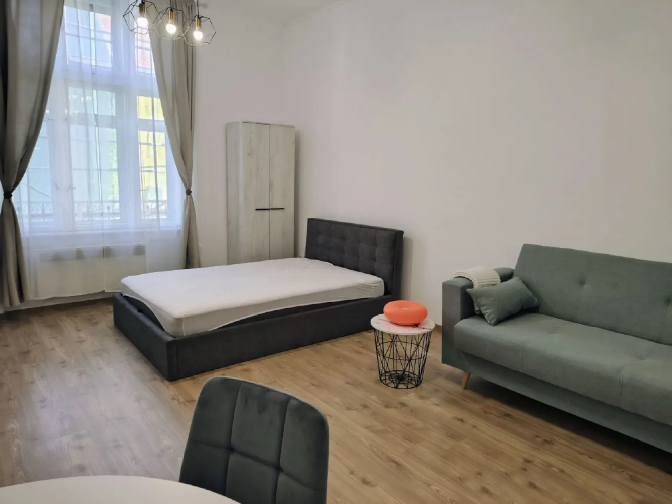 Chirie, ap. 1 camera, 40 mp, central Oradea. 320 E, comision 50% - De inchiriat: Apartament cu 1 camera, baie cu cabina de dus, bucatarie. Situat la et. 1, central. Oradea. 320 E/luna. Comision agentie 50%.

Apartamentul este mobilat si utilat, curat, renovat recent, se afla la prima inchiriere. 
Masina de spalat haine si frigider noi, saltea noua cu spuma cu memorie.
Încălzirea este asigurată prin convectoare electrice.
Imobilul este situat aproape de mijloace de transport în comun și puncte de interes din zona centrală.
Disponibil pentru inchiriere pe termen lung, se solicita garantie.

Pentru mai multe informatii sau pentru vizionare, 0751 777 844 Madian Bosca