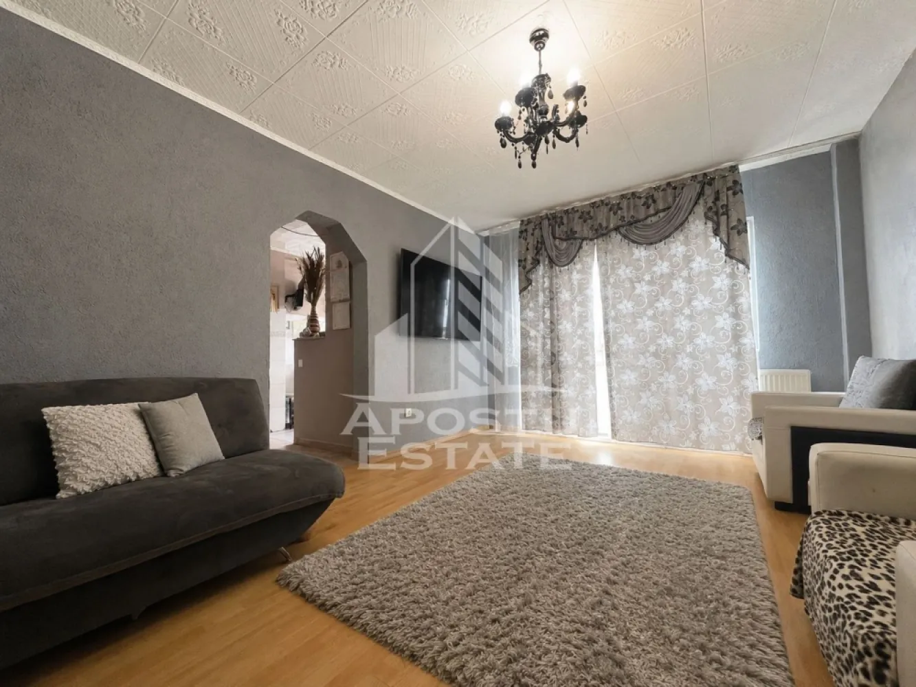 Apartament 4 camere, zona Confectii - Apostu Estate va propune spre vanzare un apartament spatios cu 4 camere, situat in zona Confectii, la etajul 4 din 4, ideal pentru o familie care isi doreste confort, spatiu si acces facil catre toate punctele de interes ale orasului.

Locuinta este compartimentata decomandat si dispune de:

4 camere luminoase si bine organizate;
2 bai;
2 balcoane;
bucatarie complet mobilata si utilata;
centrala termica proprie;
hol generos si spatii de depozitare.

Apartamentul se vinde complet mobilat si utilat, fiind pregatit pentru mutare imediata, fara investitii suplimentare. Beneficiaza de o compartimentare practica, camere spatioase si multa lumina naturala pe tot parcursul zilei.

Zona Confectii este apreciata pentru accesul rapid la scoli, gradinite, magazine, mijloace de transport in comun si alte facilitati necesare unui stil de viata confortabil.

Daca sunteti in cautarea unei locuinte generoase, intr-o zona buna, acest apartament poate fi alegerea potrivita pentru dumneavoastra.
Pentru mai multe detalii si vizionari, va rugam sa ne contactati. 
CP3125432