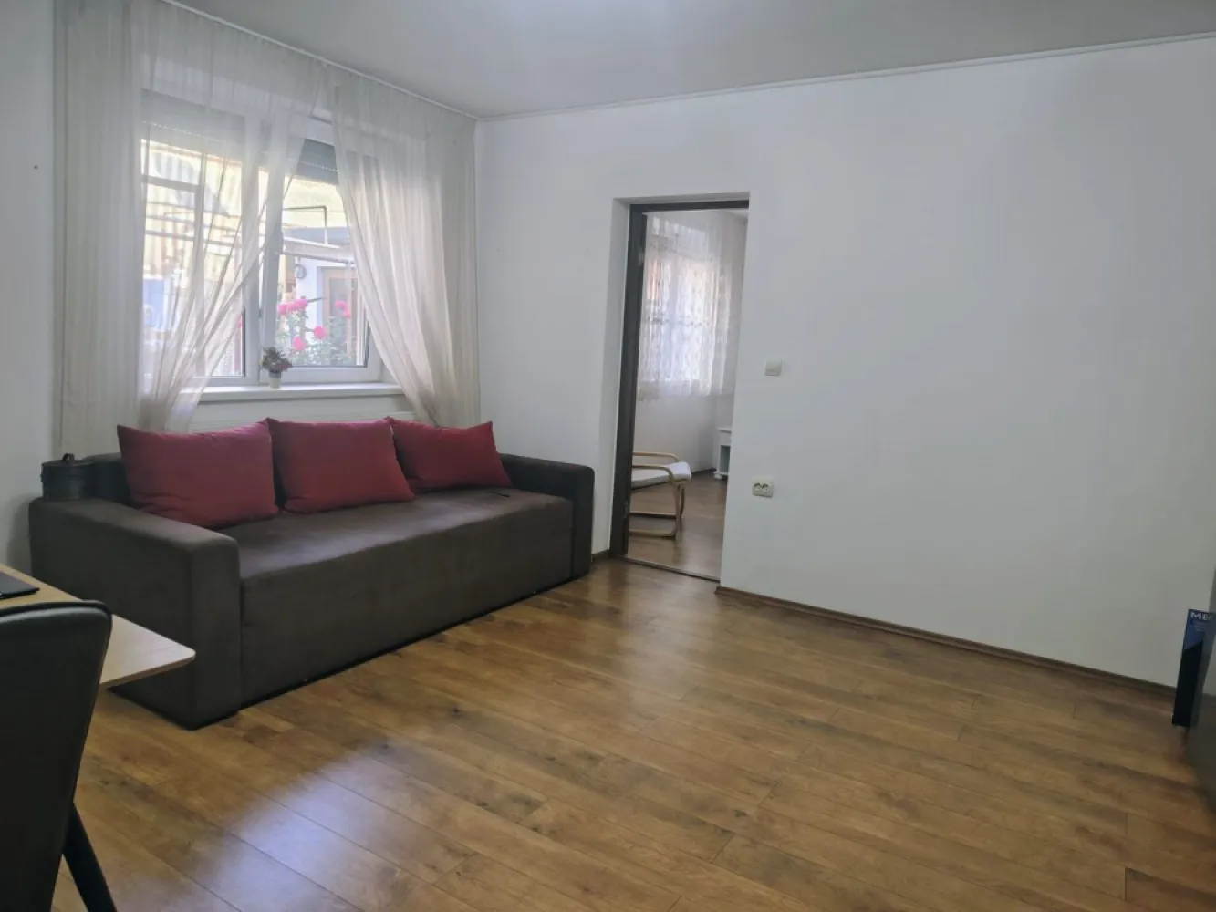 Ultracentral , 2 camere Oradea, 320 E/luna, neg. Comision 50% - De inchirieriat apartament cu 2 camere, semidecomandat, situat în zonă ultracentrală, complect mobilat si utilat.

Apartamentul este complet renovat, interior și exterior in anul 2025, mobilat și echipat cu electrocasnice. Dispune de bucătărie utilată, parchet, uși interioare din lemn masiv, ușă metalică la intrare, geamuri termopan cu roleta exterioara .

Încălzirea este asigurată prin central pe gaz , cu distribuție prin calorifere.

Imobilul este situat aproape de mijloace de transport în comun și puncte de interes din zona ultracentrală.
Pentru mai multe informatii sau pentru vizionare, 0751 777 844 Madian Bosca