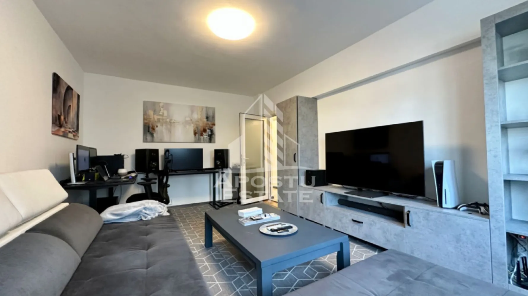 Apartament de vanzare cu 3 camere si garaj, etajul 1, Aradului - APOSTU ESTATE va propune spre vanzare un apartament modern cu 3 camere, situat la etajul 1 al unui imobil bine intretinut din zona Aradului, una dintre cele mai cautate zone rezidentiale ale orasului, cu acces facil catre centre comerciale, scoli, mijloace de transport in comun si alte puncte de interes.

Apartamentul dispune de o suprafata utila de 70 mp, la care se adauga un balcon generos, fiind compartimentat eficient pentru a oferi confort si functionalitate.

Compartimentare:

hol de acces;
bucatarie inchisa;
living spatios si luminos;
doua dormitoare;
doua bai;
balcon.

Confortul termic este asigurat prin intermediul centralei termice proprii pe gaz si al aparatului de aer conditionat, oferind un ambient placut pe tot parcursul anului.

Un avantaj important al proprietatii il reprezinta garajul situat sub bloc, cu carte funciara separata, ideal pentru siguranta si confortul viitorilor proprietari.

Apartamentul se vinde complet mobilat si utilat, fiind pregatit pentru mutare imediata, fara investitii suplimentare.

Aceasta proprietate reprezinta o alegere excelenta atat pentru locuit, cat si pentru investitie, datorita pozitionarii avantajoase si compartimentarii practice.

Pentru mai multe informatii sau pentru programarea unei vizionari, va stam cu drag la dispozitie!
CP3125493