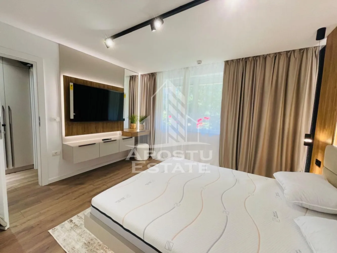 Apartament 2 camere Premium/Luxury Lifestyle/Podgoria/60 mp/Parter - PREMIUM LIVING / PODGORIA | Totul NOU, mobilă pe comandă & încălzire în pardoseală.
Uiți de griji, te muți direct în confort!

Apostu Estate iti propune spre inchiriere un apartament de 2 camere care redefinește standardele de locuit în zona Ultracentrală a Aradului (Podgoria).
Totul a fost decopertat și reconstruit de la zero: instalații electrice și sanitare noi, finisaje premium și dotări de top.
 De ce este acest apartament o RARITATE pe piață:
Spațiu generos: 60 mp utili, semidecomandat, situat la parter.
 Confort termic absolut: Centrală proprie pe gaz + ÎNCĂLZIRE ÎN PARDOSEALĂ (fără calorifere inestetice).
 Mobilier CUSTOM: Toată mobila este realizată pe comandă, optimizată inteligent.
Bucătărie complet utilată: Plită pe inducție, cuptor, microunde, combină frigorifică și MAȘINĂ DE SPĂLAT VASE.
Baie modernă: Walk-in shower (perete de duș) și vas WC încastrat.
 Smart Tech: Aer condiționat, rulouri electrice la geamuri, Smart TV-uri în living și dormitor, lumini pe spoturi și senzori de fum pentru siguranța ta.
 Detalii de calitate: Uși interioare de top (Porta Doors), geamuri termopan și parchet premium.
Locație strategică (Zero nevoie de mașină):
Ești la câțiva pași de Liceul Național de Informatică, Școala Generală Nr. 5, stații de tramvai/taxi și supermarketul Profi.
CP3125558
