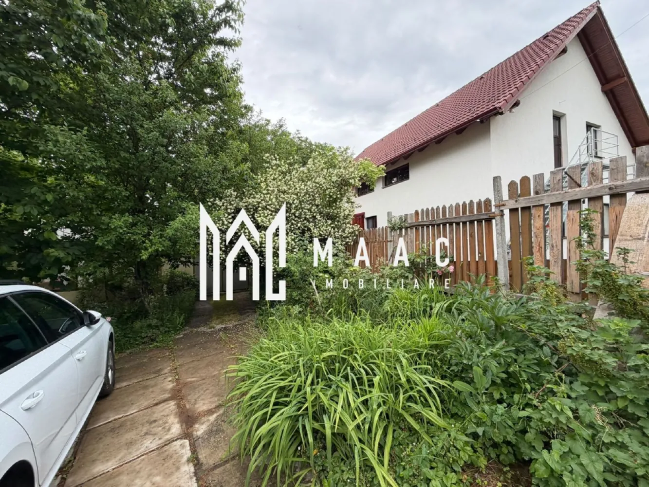 Casa 3 camere | 2 bai | anexe | Zona Rasinari 100 MP utili| - MAAC Imobiliare vă prezintă spre vânzare o proprietate deosebită, ce îmbină armonios confortul unei locuințe primitoare cu avantajele unui teren generos, situată într-o zonă liniștită, ideală pentru relaxare și viață de familie.

Casa este compartimentată eficient și inteligent, fiind compusă din 3 camere luminoase, atent dimensionate pentru a oferi spațiu și intimitate, completate de 2 băi moderne, ce asigură confortul necesar unei familii. Suprafața utilă de 100 mp este optim valorificată, fiecare spațiu fiind gândit pentru funcționalitate și confort zilnic.

Proprietatea este amplasată pe un teren în suprafață de 516 mp, oferind un cadru perfect pentru amenajarea unei grădini, a unei zone de relaxare sau chiar a unui spațiu de joacă pentru copii. Curtea permite multiple posibilități de personalizare, în funcție de stilul de viață al viitorilor proprietari.

Un mare avantaj al acestei proprietăți îl reprezintă anexele și facilitățile existente: garaj acoperit, ce oferă protecție autoturismului indiferent de sezon, precum și o bucătărie de vară — ideală pentru momentele petrecute alături de cei dragi, în aer liber.

Din punct de vedere tehnic, imobilul beneficiază de acoperiș schimbat recent (în anul precedent), un aspect extrem de important ce aduce un plus de siguranță, durabilitate și elimină costuri suplimentare pe termen mediu.

Casa este locuită în prezent, însă poate fi eliberată imediat, ceea ce reprezintă un avantaj major pentru cumpărătorii care își doresc o mutare rapidă, fără timpi de așteptare.

Această proprietate reprezintă alegerea ideală pentru cei care caută un cămin complet, bine întreținut, cu potențial ridicat de personalizare, dar și o oportunitate excelentă de investiție.

Pentru informații suplimentare și programarea unei vizionări, echipa MAAC Imobiliare vă stă cu drag la dispoziție.

MAAC Imobiliare – transformăm o casă într-un „acasă”. Va rugam specificati CP3125418