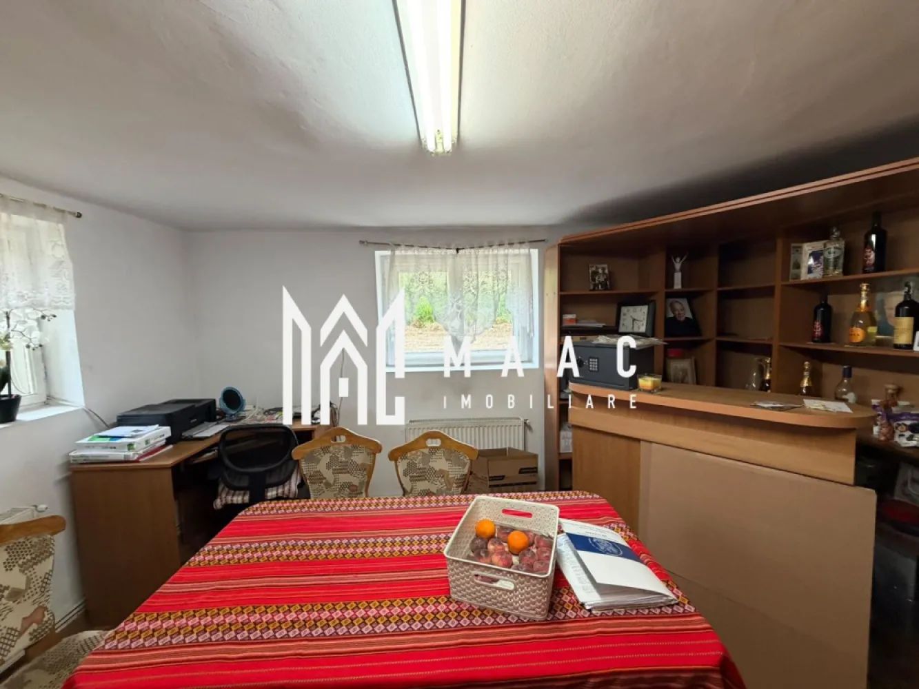 Casa 3 camere | 2 bai | anexe | Zona Rasinari 100 MP utili| - MAAC Imobiliare vă prezintă spre vânzare o proprietate deosebită, ce îmbină armonios confortul unei locuințe primitoare cu avantajele unui teren generos, situată într-o zonă liniștită, ideală pentru relaxare și viață de familie.

Casa este compartimentată eficient și inteligent, fiind compusă din 3 camere luminoase, atent dimensionate pentru a oferi spațiu și intimitate, completate de 2 băi moderne, ce asigură confortul necesar unei familii. Suprafața utilă de 100 mp este optim valorificată, fiecare spațiu fiind gândit pentru funcționalitate și confort zilnic.

Proprietatea este amplasată pe un teren în suprafață de 516 mp, oferind un cadru perfect pentru amenajarea unei grădini, a unei zone de relaxare sau chiar a unui spațiu de joacă pentru copii. Curtea permite multiple posibilități de personalizare, în funcție de stilul de viață al viitorilor proprietari.

Un mare avantaj al acestei proprietăți îl reprezintă anexele și facilitățile existente: garaj acoperit, ce oferă protecție autoturismului indiferent de sezon, precum și o bucătărie de vară — ideală pentru momentele petrecute alături de cei dragi, în aer liber.

Din punct de vedere tehnic, imobilul beneficiază de acoperiș schimbat recent (în anul precedent), un aspect extrem de important ce aduce un plus de siguranță, durabilitate și elimină costuri suplimentare pe termen mediu.

Casa este locuită în prezent, însă poate fi eliberată imediat, ceea ce reprezintă un avantaj major pentru cumpărătorii care își doresc o mutare rapidă, fără timpi de așteptare.

Această proprietate reprezintă alegerea ideală pentru cei care caută un cămin complet, bine întreținut, cu potențial ridicat de personalizare, dar și o oportunitate excelentă de investiție.

Pentru informații suplimentare și programarea unei vizionări, echipa MAAC Imobiliare vă stă cu drag la dispoziție.

MAAC Imobiliare – transformăm o casă într-un „acasă”. Va rugam specificati CP3125418