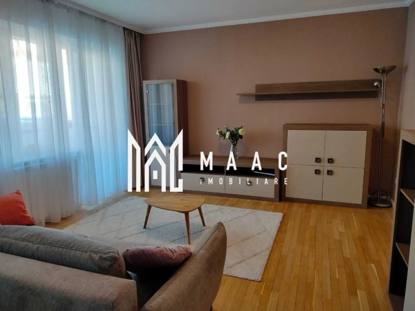 Apartament 3 camere | Etaj 1 | Balcon | Pivnita | 67 MPU | Ultracentral - MAAC Imobiliare vă propune spre vânzare un apartament cu 3 camere, decomandat, situat la etajul 1, într-o zonă rezidențială liniștită, ideal pentru locuință proprie sau investiție. Proprietatea beneficiază de o compartimentare practică și de o orientare est–vest, oferind lumină naturală pe tot parcursul zilei și un confort sporit în utilizarea spațiilor interioare.

Apartamentul are o suprafață construită desfășurată de 82,04 mp și este decomandat, asigurând intimitate și funcționalitate pentru fiecare încăpere. Amplasarea la etajul 1 oferă acces facil și un echilibru optim între confort și accesibilitate.

Compartimentarea este eficient organizată:
-Living
-2 dormitoare
-Bucătărie
-Baie
-Hol

Proprietatea se vinde mobilată, fiind pregătită pentru mutare imediată sau pentru închiriere. În plus, apartamentul dispune de:
-2 balcoane
-Pivniță în suprafață de 11,04 mp
-Posibilități de parcare în curtea imobilului

Pentru mai multe detalii, precizați telefonic că ați văzut anunțul cu numărul CP2889959.