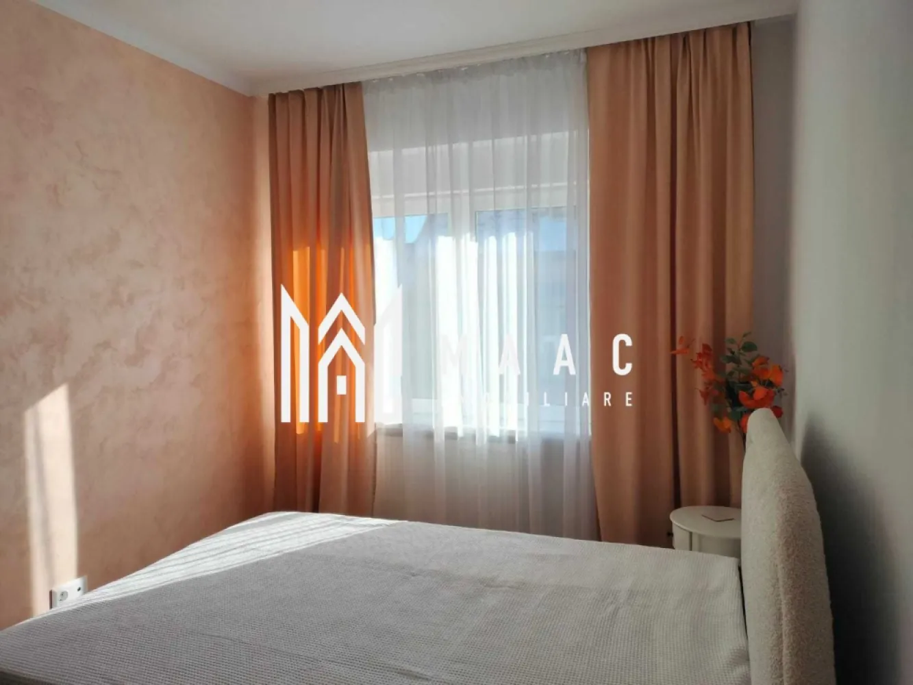 Apartament 3 camere | Etaj 1 | Balcon | Pivnita | 67 MPU | Ultracentral - MAAC Imobiliare vă propune spre vânzare un apartament cu 3 camere, decomandat, situat la etajul 1, într-o zonă rezidențială liniștită, ideal pentru locuință proprie sau investiție. Proprietatea beneficiază de o compartimentare practică și de o orientare est–vest, oferind lumină naturală pe tot parcursul zilei și un confort sporit în utilizarea spațiilor interioare.

Apartamentul are o suprafață construită desfășurată de 82,04 mp și este decomandat, asigurând intimitate și funcționalitate pentru fiecare încăpere. Amplasarea la etajul 1 oferă acces facil și un echilibru optim între confort și accesibilitate.

Compartimentarea este eficient organizată:
-Living
-2 dormitoare
-Bucătărie
-Baie
-Hol

Proprietatea se vinde mobilată, fiind pregătită pentru mutare imediată sau pentru închiriere. În plus, apartamentul dispune de:
-2 balcoane
-Pivniță în suprafață de 11,04 mp
-Posibilități de parcare în curtea imobilului

Pentru mai multe detalii, precizați telefonic că ați văzut anunțul cu numărul CP2889959.