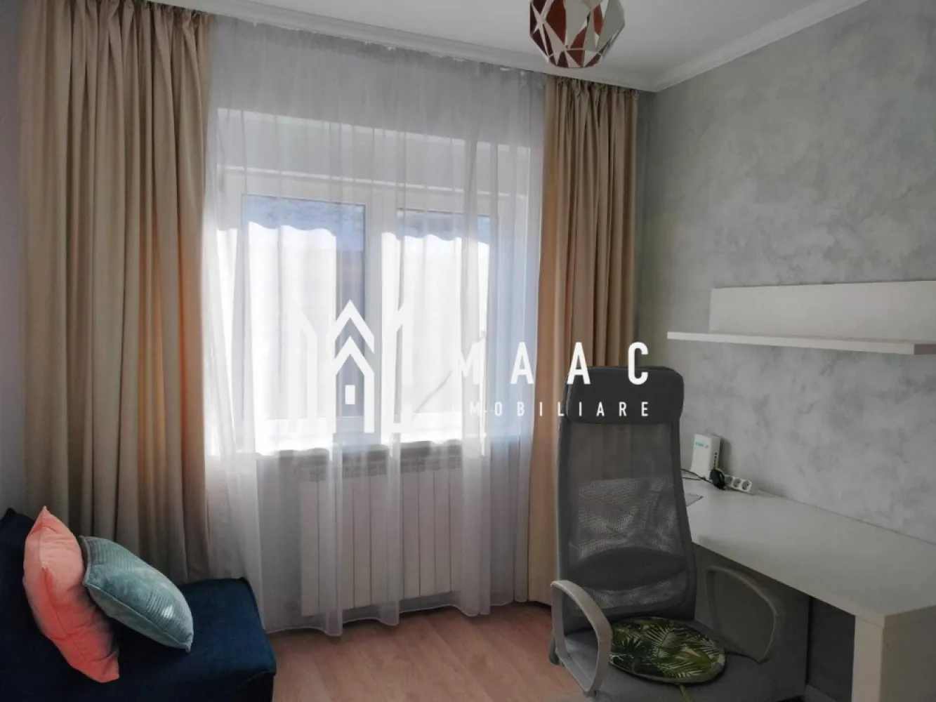 Apartament 3 camere | Etaj 1 | Balcon | Pivnita | 67 MPU | Ultracentral - MAAC Imobiliare vă propune spre vânzare un apartament cu 3 camere, decomandat, situat la etajul 1, într-o zonă rezidențială liniștită, ideal pentru locuință proprie sau investiție. Proprietatea beneficiază de o compartimentare practică și de o orientare est–vest, oferind lumină naturală pe tot parcursul zilei și un confort sporit în utilizarea spațiilor interioare.

Apartamentul are o suprafață construită desfășurată de 82,04 mp și este decomandat, asigurând intimitate și funcționalitate pentru fiecare încăpere. Amplasarea la etajul 1 oferă acces facil și un echilibru optim între confort și accesibilitate.

Compartimentarea este eficient organizată:
-Living
-2 dormitoare
-Bucătărie
-Baie
-Hol

Proprietatea se vinde mobilată, fiind pregătită pentru mutare imediată sau pentru închiriere. În plus, apartamentul dispune de:
-2 balcoane
-Pivniță în suprafață de 11,04 mp
-Posibilități de parcare în curtea imobilului

Pentru mai multe detalii, precizați telefonic că ați văzut anunțul cu numărul CP2889959.
