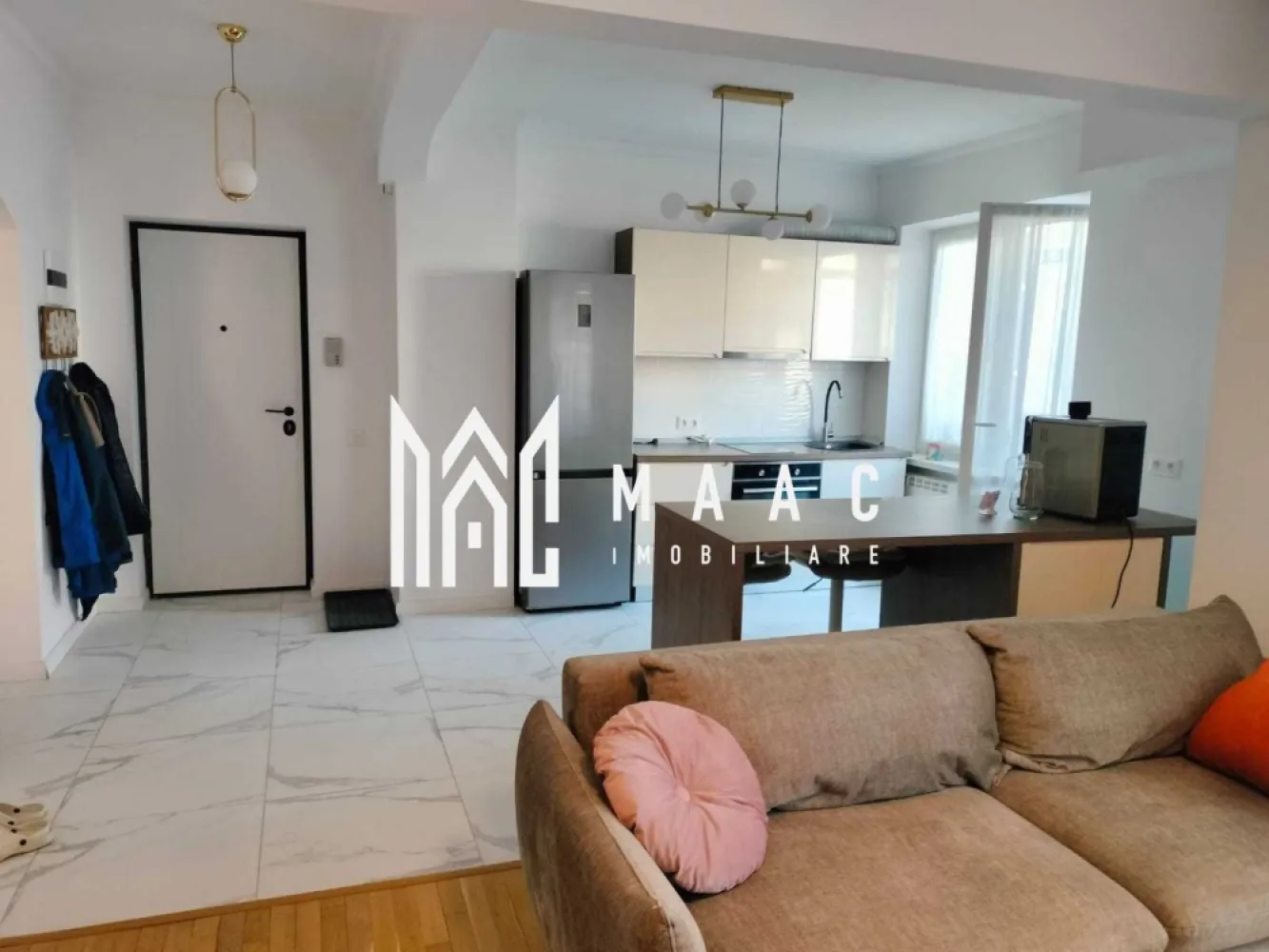 Apartament 3 camere | Etaj 1 | Balcon | Pivnita | 67 MPU | Ultracentral - MAAC Imobiliare vă propune spre vânzare un apartament cu 3 camere, decomandat, situat la etajul 1, într-o zonă rezidențială liniștită, ideal pentru locuință proprie sau investiție. Proprietatea beneficiază de o compartimentare practică și de o orientare est–vest, oferind lumină naturală pe tot parcursul zilei și un confort sporit în utilizarea spațiilor interioare.

Apartamentul are o suprafață construită desfășurată de 82,04 mp și este decomandat, asigurând intimitate și funcționalitate pentru fiecare încăpere. Amplasarea la etajul 1 oferă acces facil și un echilibru optim între confort și accesibilitate.

Compartimentarea este eficient organizată:
-Living
-2 dormitoare
-Bucătărie
-Baie
-Hol

Proprietatea se vinde mobilată, fiind pregătită pentru mutare imediată sau pentru închiriere. În plus, apartamentul dispune de:
-2 balcoane
-Pivniță în suprafață de 11,04 mp
-Posibilități de parcare în curtea imobilului

Pentru mai multe detalii, precizați telefonic că ați văzut anunțul cu numărul CP2889959.