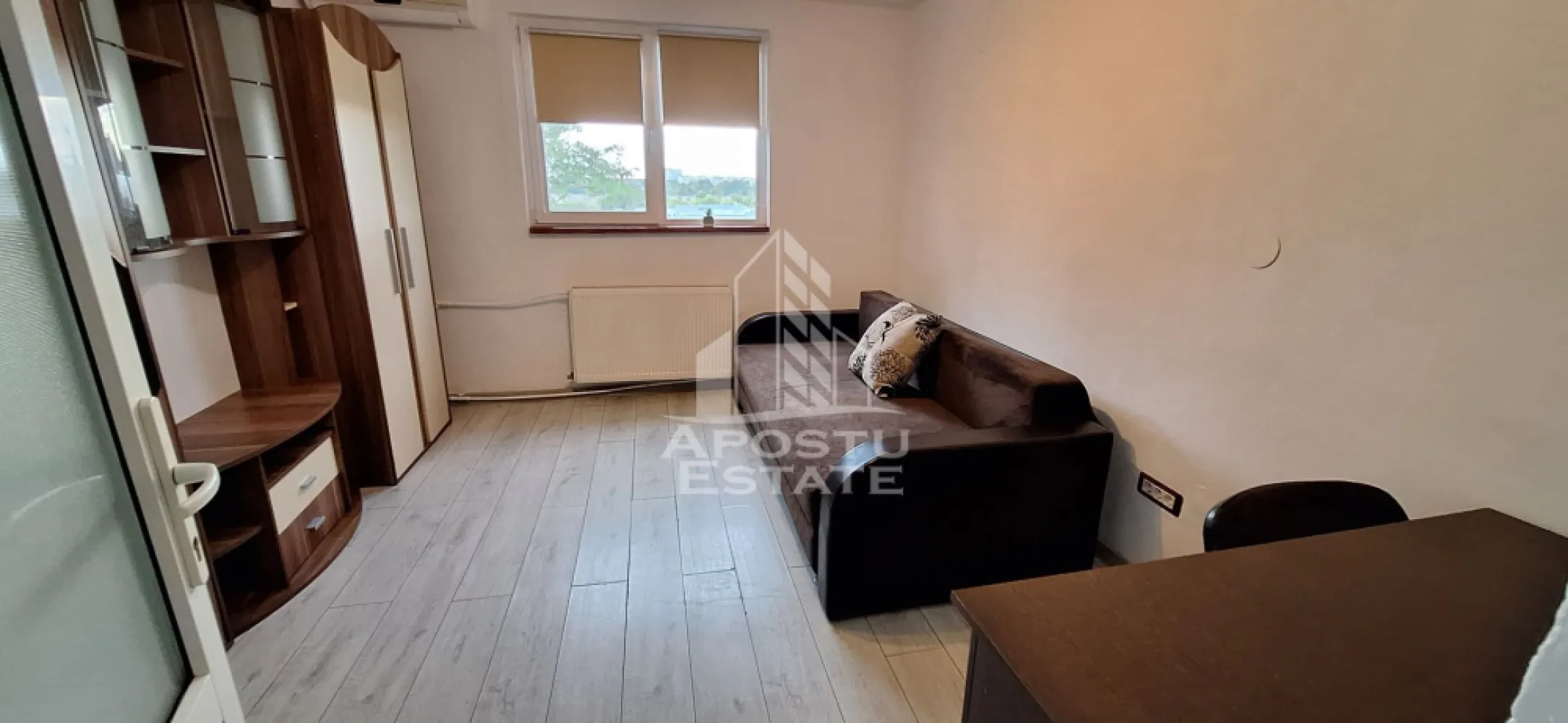 Apartament cu 1 camera de inchiriat, Complex Studentesc, Timisoara - Agentia imobiliara APOSTU ESTATE va propune spre inchiriere un apartament cu 1 camera, situat in zona Complexului Studentesc, o zona linistita si bine pozitionata din Timisoara, potrivit pentru cupluri sau studenti care isi doresc o locuinta unde sa se simta confortabil si cu acces facil catre scoli, facultati, statii de autobuz si magazine.

Suprafata utila: 22 mp
Compartimentare eficienta:
- Bucatarie inchisa, complet mobilata si utilata, cu loc de luat masa
- Baie prevazuta cu cada si geam pentru ventilatie naturala

Confort si facilitati:
- Incalzire apartament: termoficare
- Pet friendly
- Apartamentul este complet mobilat si utilat de catre proprietar

Localizare: zona Complex Studentesc, in apropiere de UVT, Politehnica, magazinele Profi, Carrefour si restaurante.

Ideal pentru:
- Cupluri
- Studenti
- Persoane singure

Pret chirie: 250€
Programeaza o vizionare pentru a-ti putea imagina viitorul aici!
ID intern: CP2838114