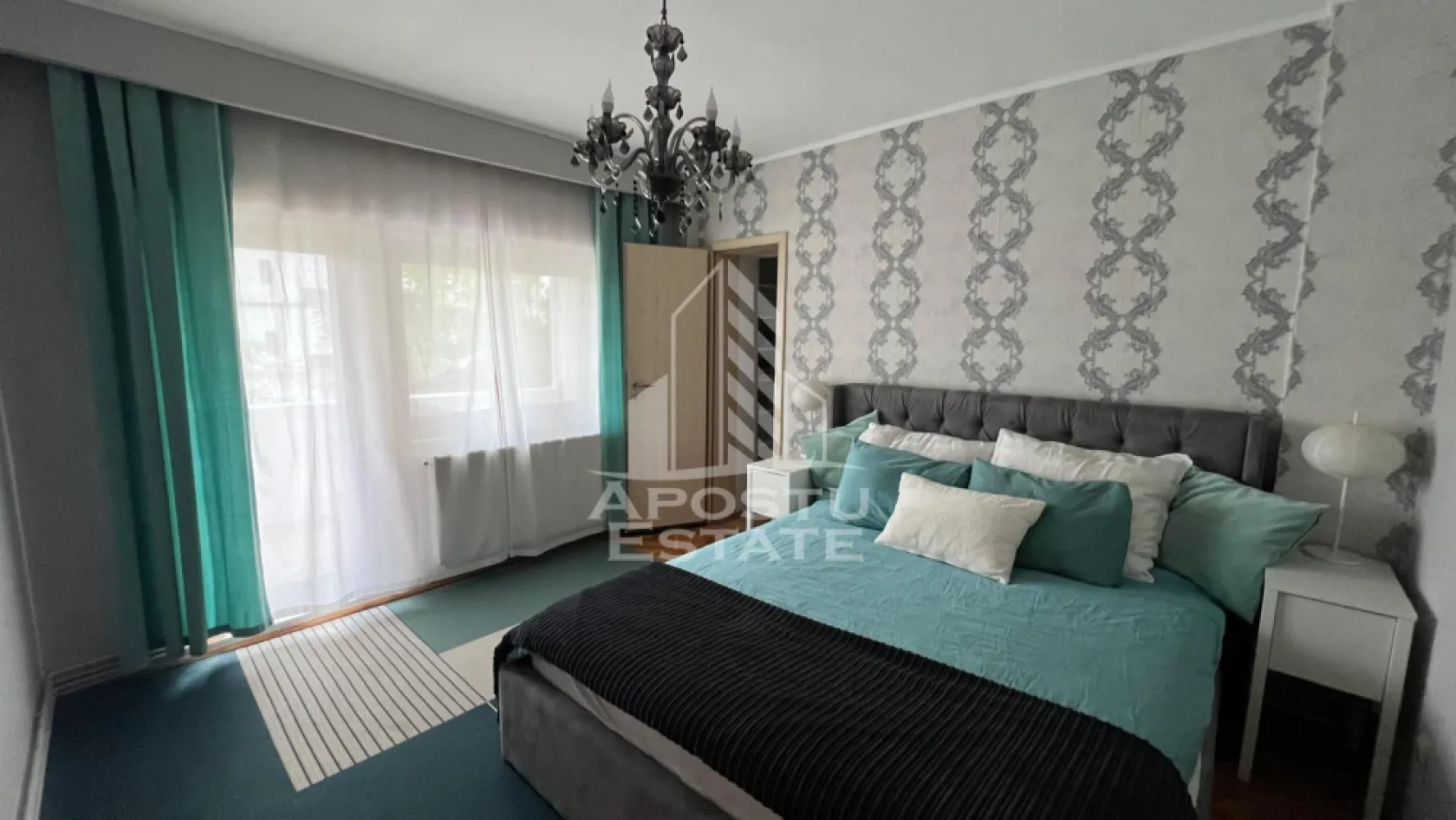 Apartament cu 4 camere de inchiriat, zona Olimpia/Stadion, Timisoara - Agentia imobiliara APOSTU ESTATE va propune spre inchiriere un apartament cu 4 camere spatios si luminos, situat in zona Olimpia/Stadion, o zona linistita si bine pozitionata, potrivit pentru cupluri, familii sau studenti care isi doresc o locuinta unde sa se simta confortabil si cu acces facil catre scoli, facultati, statii de autobuz si magazine.

Suprafata utila: 110 mp
Compartimentare eficienta:
- Hol de acces
- Bucatarie open-space, complet mobilata si utilata, cu loc de luat masa
- 2 bai, una prevazuta cu cada iar cealalta cu dus si geam pentru aerisire naturala
- Dormitor cu pat matrimonial si dressing
- Dormitor cu pat matrimonial si balcon
- O camera amenajata pt birou
- 2 balcoane

Confort si facilitati:
- Centrala proprie 
- Aer conditionat
- Masina de spalat vase
- Pet friendly
- Apartamentul este complet mobilat si utilat de catre proprietar

Localizare: zona Olimpia/Stadion, in apropiere de Universitatea de Vest, Politehnica, magazinul Profi, restaurante si mijloace de transport in comun

Ideal pentru:
- Cupluri
- Familii
- Studenti

Pret chirie: 800€
Programeaza o vizionare pentru a-ti putea imagina viitorul aici!
ID intern: CP2706054