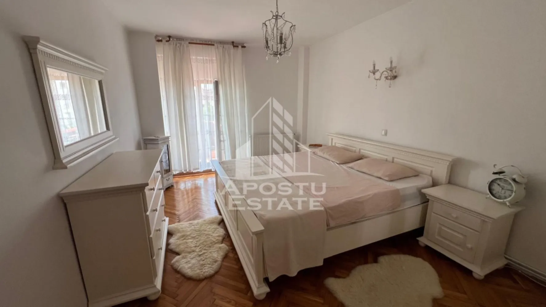 Apartament cu 4 camere de inchiriat, zona Olimpia/Stadion, Timisoara - Agentia imobiliara APOSTU ESTATE va propune spre inchiriere un apartament cu 4 camere spatios si luminos, situat in zona Olimpia/Stadion, o zona linistita si bine pozitionata, potrivit pentru cupluri, familii sau studenti care isi doresc o locuinta unde sa se simta confortabil si cu acces facil catre scoli, facultati, statii de autobuz si magazine.

Suprafata utila: 110 mp
Compartimentare eficienta:
- Hol de acces
- Bucatarie open-space, complet mobilata si utilata, cu loc de luat masa
- 2 bai, una prevazuta cu cada iar cealalta cu dus si geam pentru aerisire naturala
- Dormitor cu pat matrimonial si dressing
- Dormitor cu pat matrimonial si balcon
- O camera amenajata pt birou
- 2 balcoane

Confort si facilitati:
- Centrala proprie 
- Aer conditionat
- Masina de spalat vase
- Pet friendly
- Apartamentul este complet mobilat si utilat de catre proprietar

Localizare: zona Olimpia/Stadion, in apropiere de Universitatea de Vest, Politehnica, magazinul Profi, restaurante si mijloace de transport in comun

Ideal pentru:
- Cupluri
- Familii
- Studenti

Pret chirie: 800€
Programeaza o vizionare pentru a-ti putea imagina viitorul aici!
ID intern: CP2706054