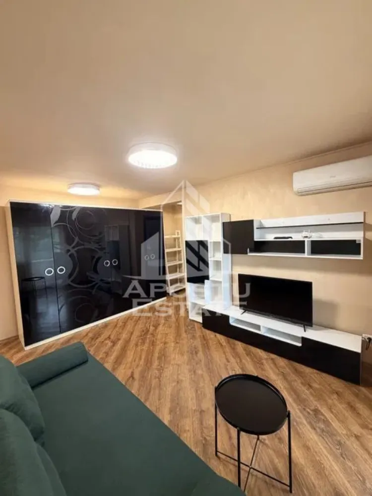 Apartament cu 2 camere, de inchiriat, Lipovei, Pet Friendly, Timisoara - Agentia imobiliara APOSTU ESTATE va propune spre inchiriere un apartament cu 2 camere, spatios si luminos, situat in Timisoara, zona Lipovei, o zona linistita si bine pozitionata, potrivit pentru cupluri,familii, sau studenti care isi doresc o locuinta unde sa se simta confortabil si cu acces facil catre scoli, statii de autobuz, supermarketuri , magazine de zona, parcuri.

Suprafata utila: 40 mp
Compartimentare eficienta:
-Hol de acces generos.
-Living room luminos.
-Dormitor matrimonial.
-Baie cu cada.

Confort si facilitati:
-Incalzirea apartamentului: Calorifere, Termoficare.
-Apartamentul este complet mobilat si utilat.
- Se accepta animale de companie de catre proprietar.

Localizare:
-Timis, Dumbravita – acces facil : Pescada, Casa Thalia, Profi Go.

Ideal pentru:
-Cupluri.
-Familii.
-Persoane singure.

Disponibilitate: imediata
Pret chirie lunara: 400 euro ( negociabil)
Programeaza o vizionare pentru a-ti putea imagina viitorul aici!
ID intern: CP3126224