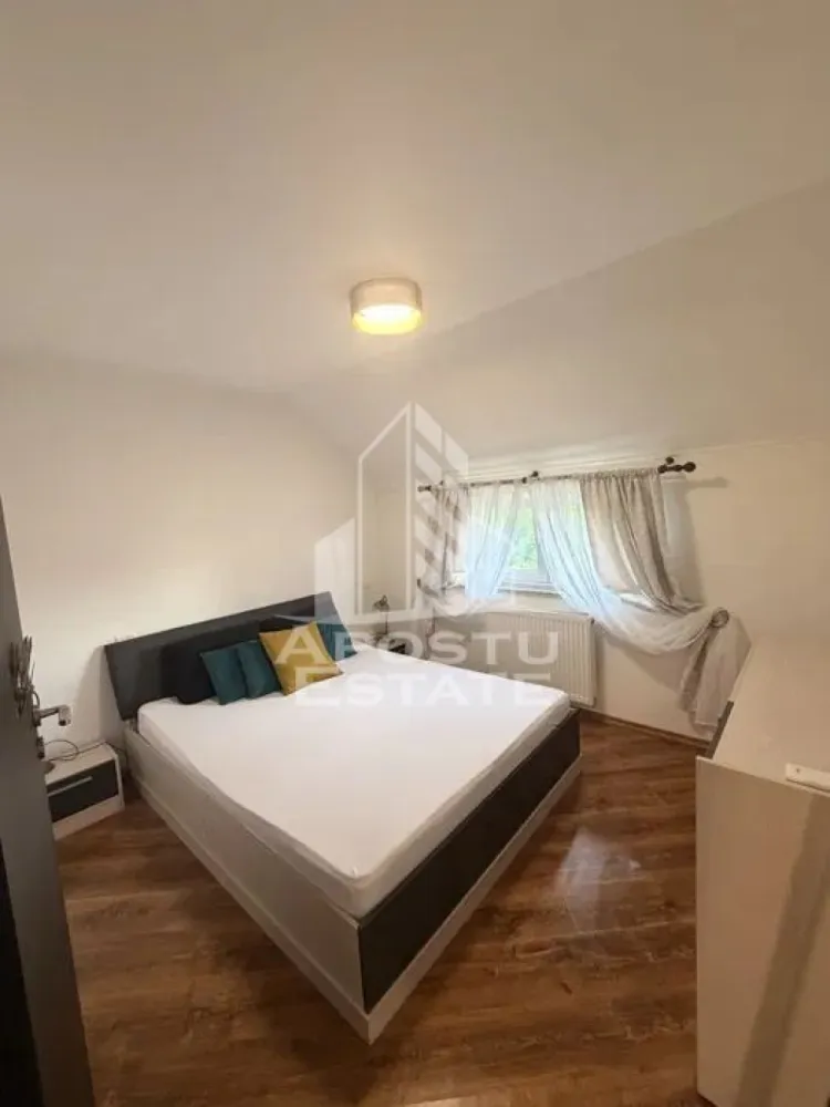 Apartament cu 2 camere, de inchiriat, Lipovei, Pet Friendly, Timisoara - Agentia imobiliara APOSTU ESTATE va propune spre inchiriere un apartament cu 2 camere, spatios si luminos, situat in Timisoara, zona Lipovei, o zona linistita si bine pozitionata, potrivit pentru cupluri,familii, sau studenti care isi doresc o locuinta unde sa se simta confortabil si cu acces facil catre scoli, statii de autobuz, supermarketuri , magazine de zona, parcuri.

Suprafata utila: 40 mp
Compartimentare eficienta:
-Hol de acces generos.
-Living room luminos.
-Dormitor matrimonial.
-Baie cu cada.

Confort si facilitati:
-Incalzirea apartamentului: Calorifere, Termoficare.
-Apartamentul este complet mobilat si utilat.
- Se accepta animale de companie de catre proprietar.

Localizare:
-Timis, Dumbravita – acces facil : Pescada, Casa Thalia, Profi Go.

Ideal pentru:
-Cupluri.
-Familii.
-Persoane singure.

Disponibilitate: imediata
Pret chirie lunara: 400 euro ( negociabil)
Programeaza o vizionare pentru a-ti putea imagina viitorul aici!
ID intern: CP3126224