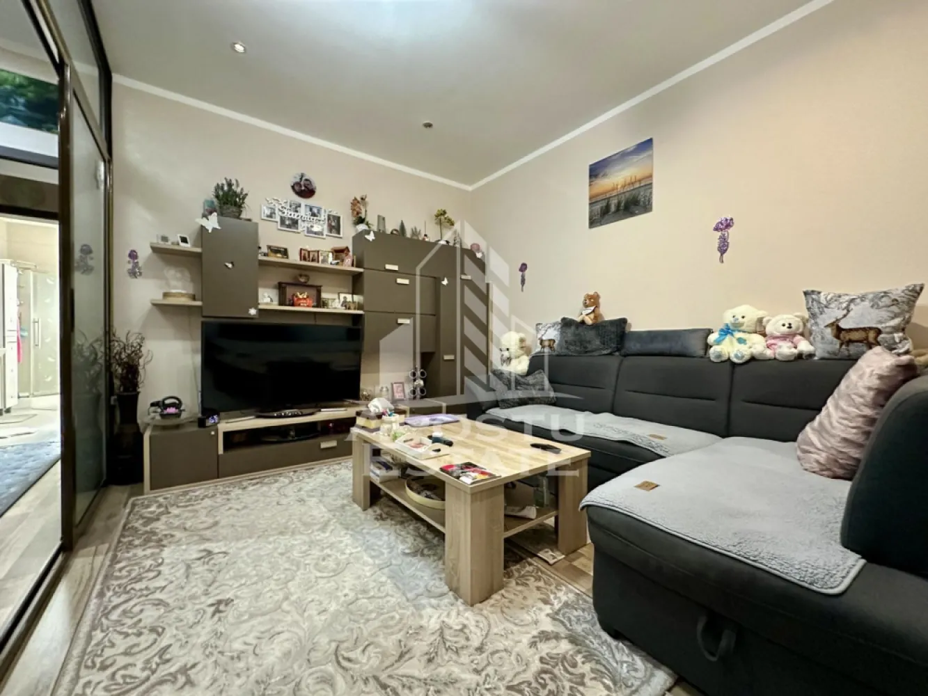 Apartament cu 3 camere mobilat si utilat la parter in Giroc la asfalt. - APOSTU ESTATE va propune spre vanzare un apartament cu 3 camere situat in Giroc.
Drumul de acces spre imobil este asfaltat. In apropiere sunt magazine si supermarket-uri precum: Profi, Lidl, Mega Image, scoala si gradinita la o distanta de 5 minute, acces facil la mijloace de transport in comun.

Apartamentul se vinde mobilat si utilat precum se observa in imagini.

Imobilul este situat la parter.
Suprafata este de 60 mp utili + terasa de 10 mp.

Compartimentare:
- hol acces
- bucatarie separata
- living inchis cu sticla
- 2 dormitoare
- baie cu geam si dus
- terasa

Detalii tehnice:
- constructie realizata in anul 2017 din caramida Porotherm de 25 cm.
- exterior izolat cu polistiren de 10 cm eps 80.
- pereti despartitori complet din caramida (fara rigips) tencuiti mecanizat finisati cu glet si vopsea lavabila.
- geamuri termopan cu rulouri electrice.
- centrala proprie pe gaz, sistem de incalzire cu calorifere.
- aparat pentru aer conditionat.
- aparataje modulare Gewis.
- usa acces securizata, usi interioare Porta Doors.
- gresie si faianta in bucatarie si baie.
- parchet de 8 mm in dormitoare.
- 2 locuri de parcare.
- mobilier in stare buna.
- electrocasnice in stare perfecta de functionare (frigider, plita pe gaz, cuptor electric, hota, masina de spalat rufe) 

Utilitati complete: curent, apa de la retea, canalizare, gaz, internet prin fibra optica, cablu Tv.

Pretul este negociabil in functie de modalitatea de plata.
Pentru mai multe detalii nu ezitati sa ne contactati!

Acceptam orice fel de credit bancar. Oferim consultanta si solutii financiare prin colaboratorii nostri pentru a obtine cel mai avantajos credit Ipotecar sau Noua Casa.

Va asteptam cu drag la o vizionare chiar astazi!
CP2135394